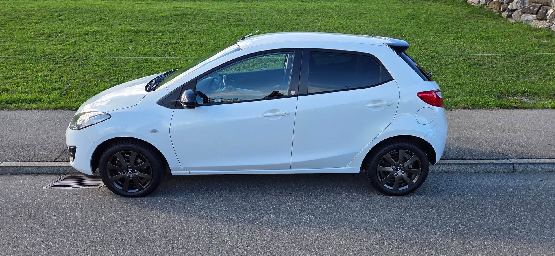 MAZDA 2 1.3i 16V Voila ma Suisse Edition-image-1