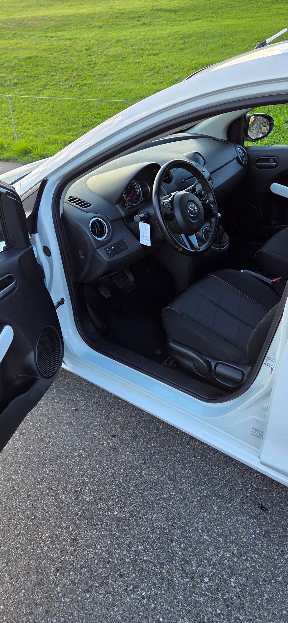 MAZDA 2 1.3i 16V Voila ma Suisse Edition-image-5