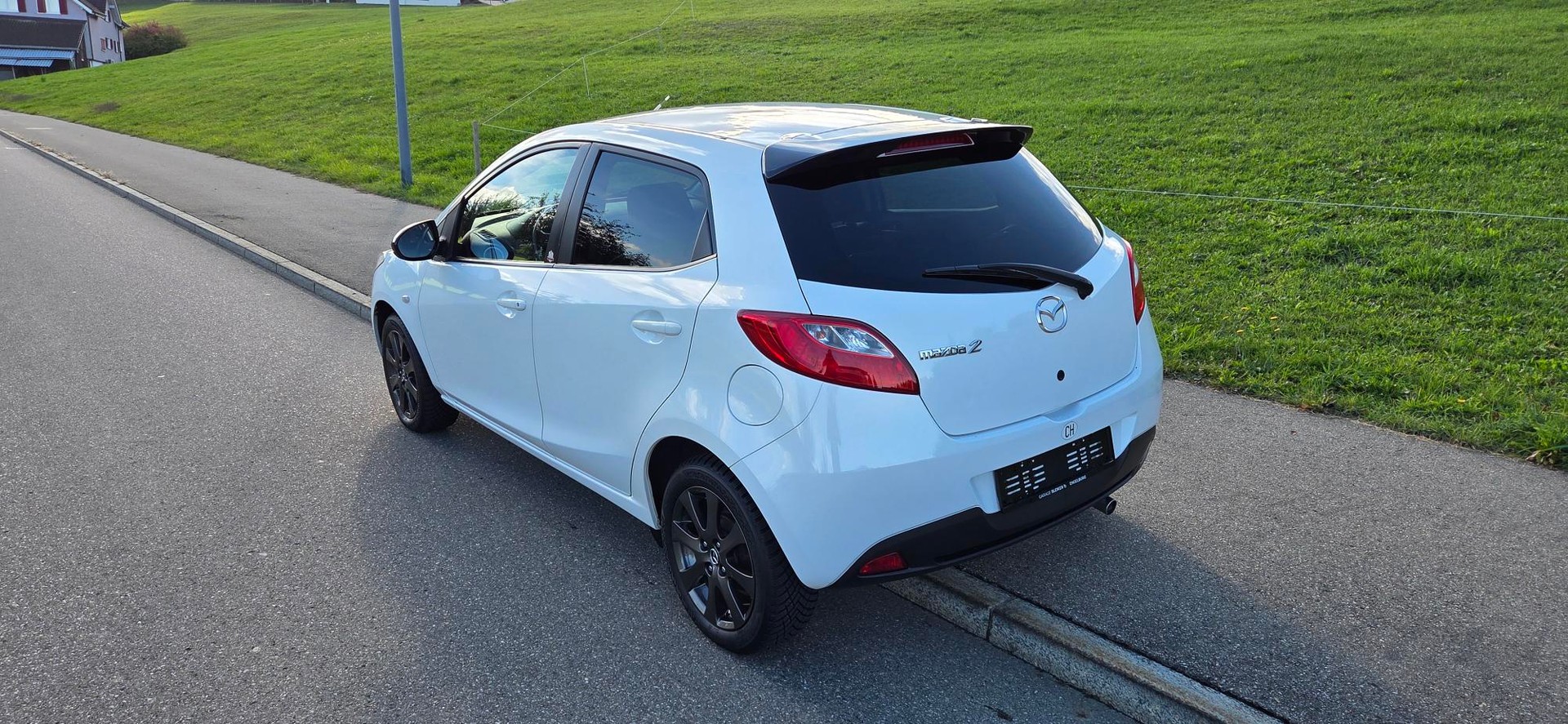 MAZDA 2 1.3i 16V Voila ma Suisse Edition-image-2