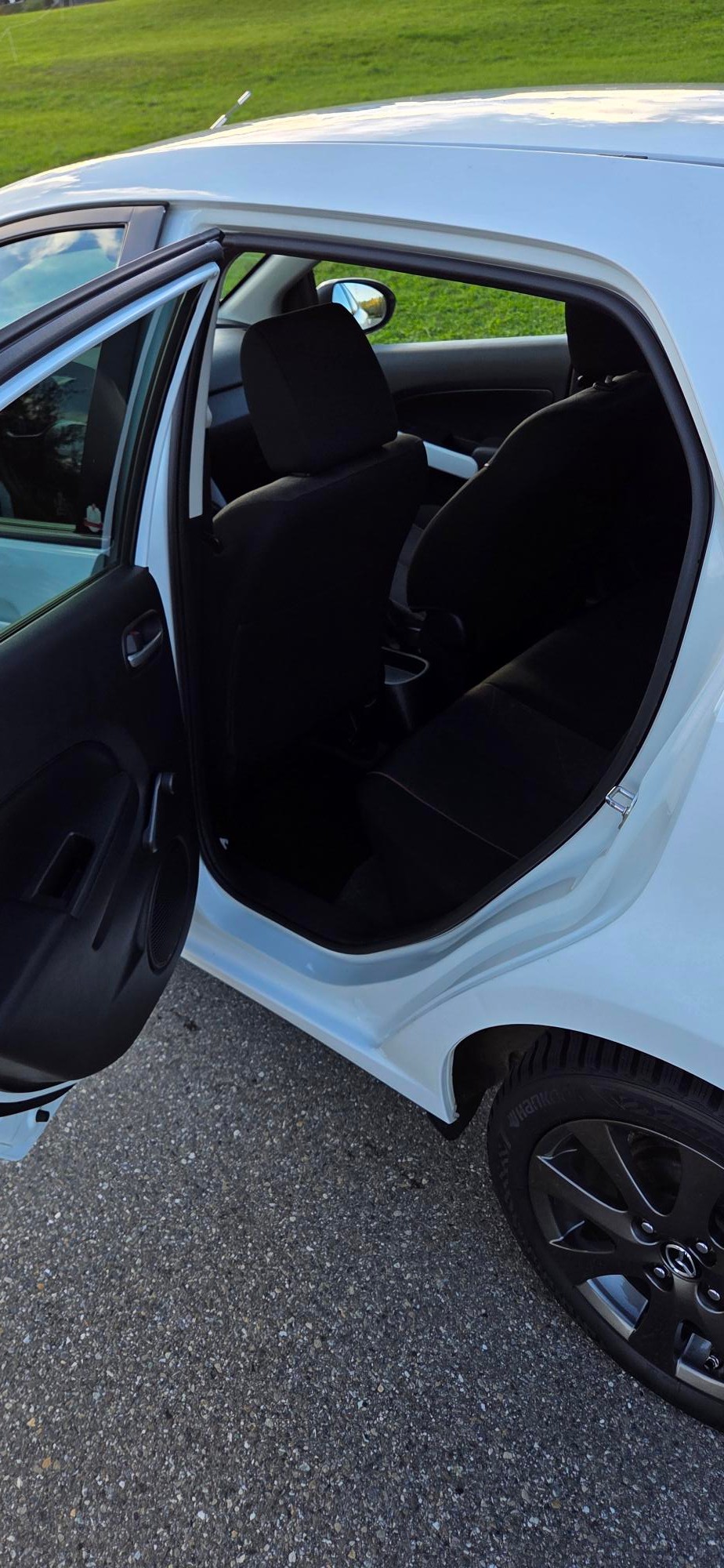 MAZDA 2 1.3i 16V Voila ma Suisse Edition-image-6