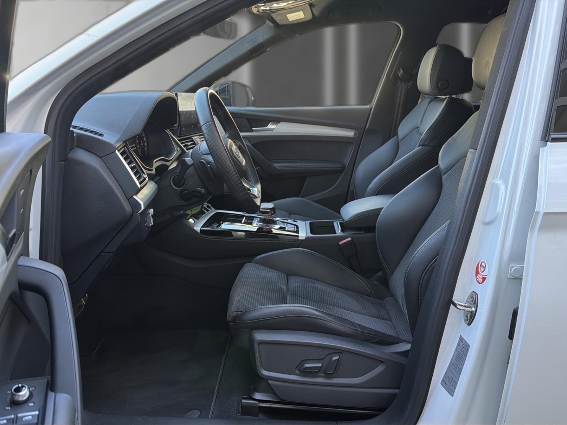 AUDI Q5 40 TDI Black Edition quattro S-tronic-image-10