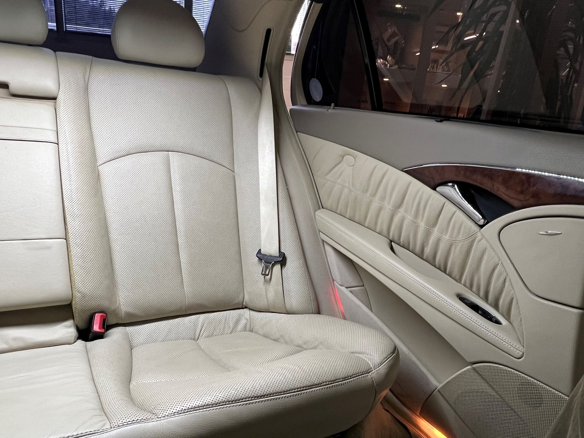 MERCEDES-BENZ E 320 ELEGANCE "EXTENDED LIMO 6 PLÄTZER"-image-19