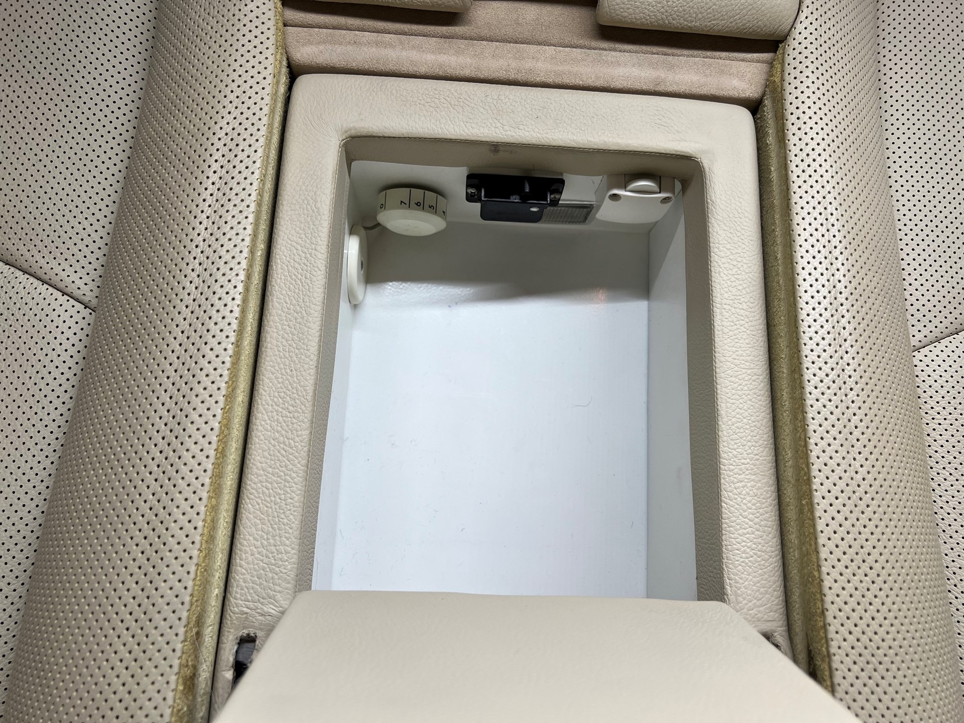 MERCEDES-BENZ E 320 ELEGANCE "EXTENDED LIMO 6 PLÄTZER"-image-23