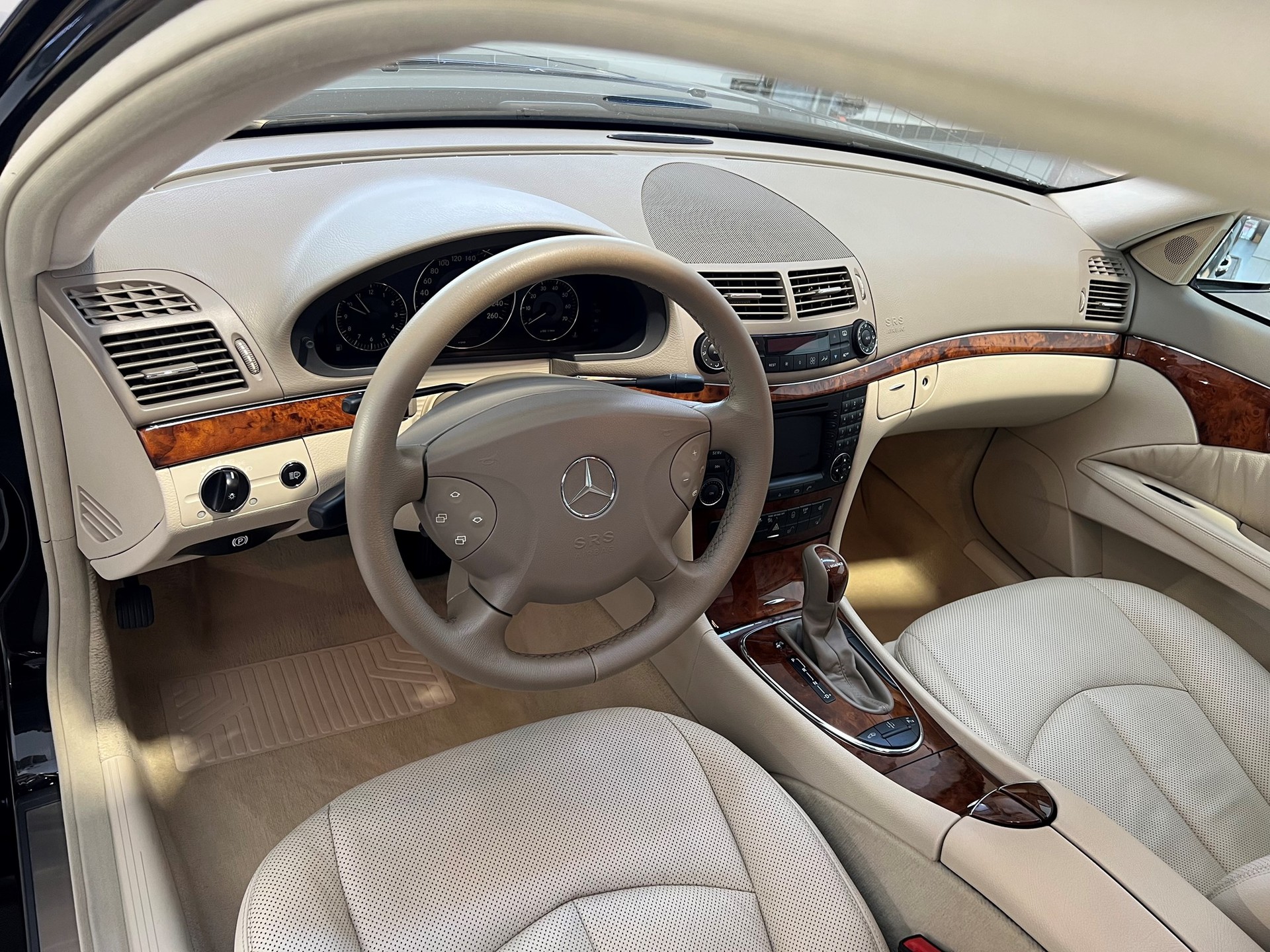MERCEDES-BENZ E 320 ELEGANCE "EXTENDED LIMO 6 PLÄTZER"-image-17