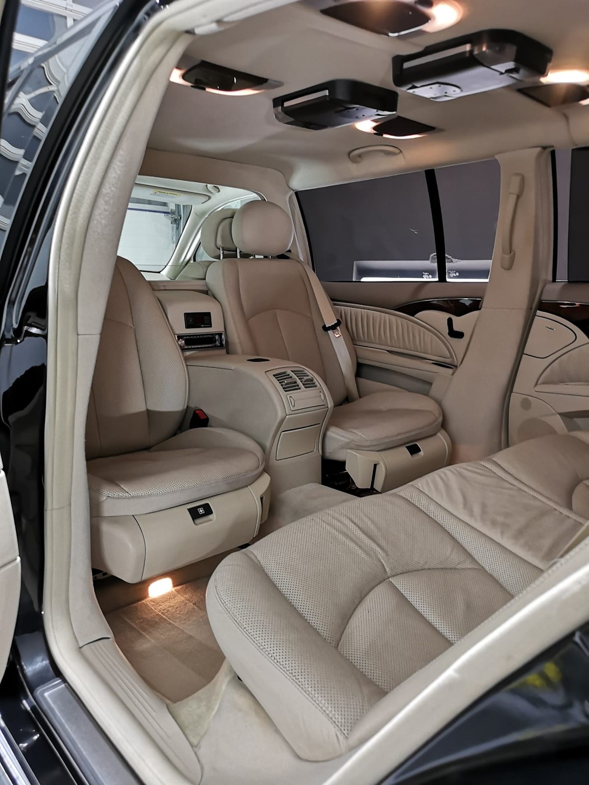 MERCEDES-BENZ E 320 ELEGANCE "EXTENDED LIMO 6 PLÄTZER"-image-2