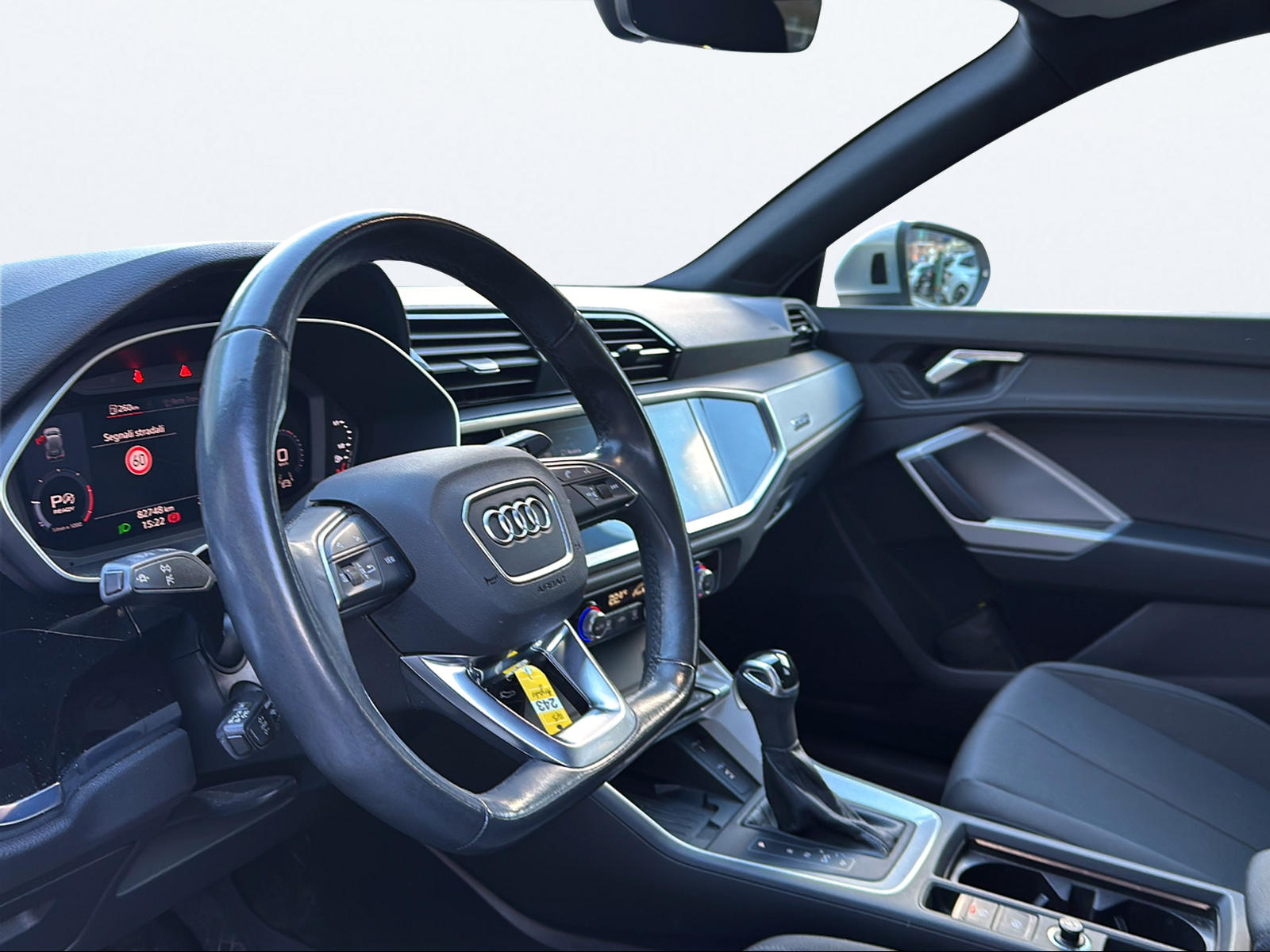 AUDI Q3 35 TDI Attraction quattro S-tronic-image-11