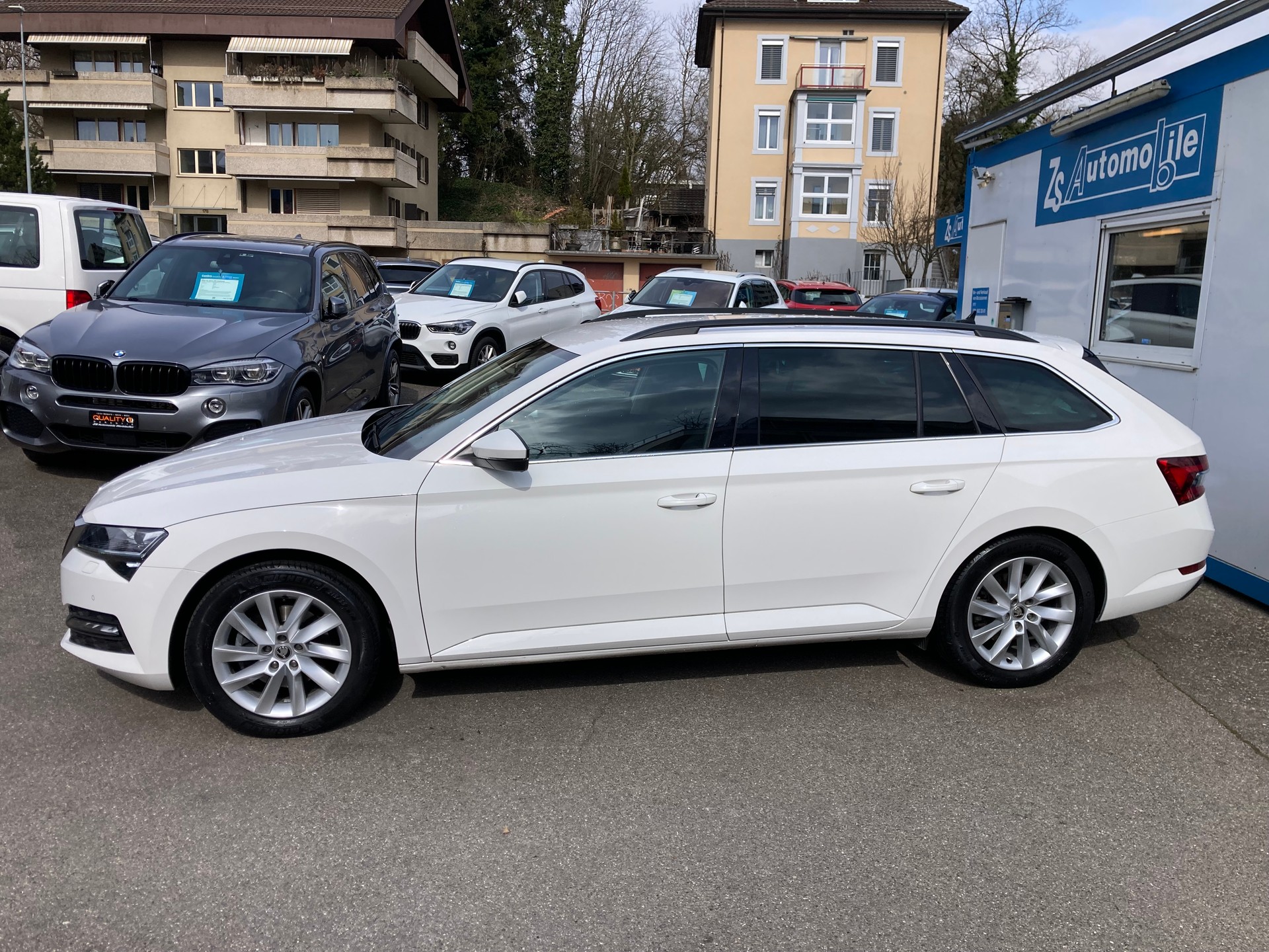 SKODA Superb Combi 2.0 TDi Ambition DSG-image-1