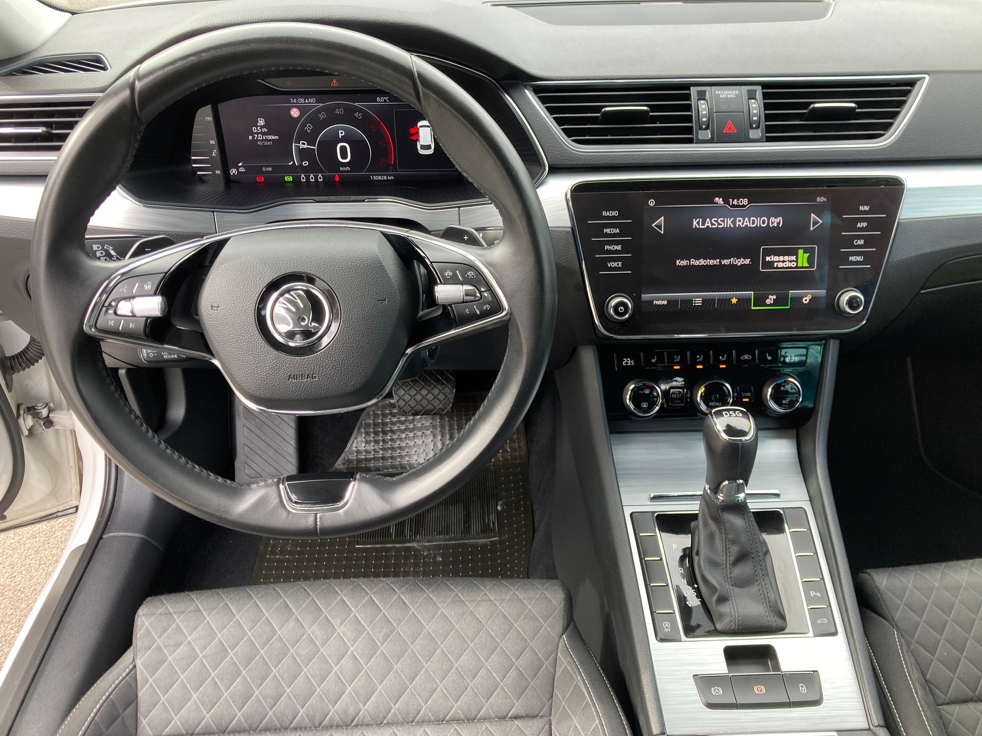 SKODA Superb Combi 2.0 TDi Ambition DSG-image-9