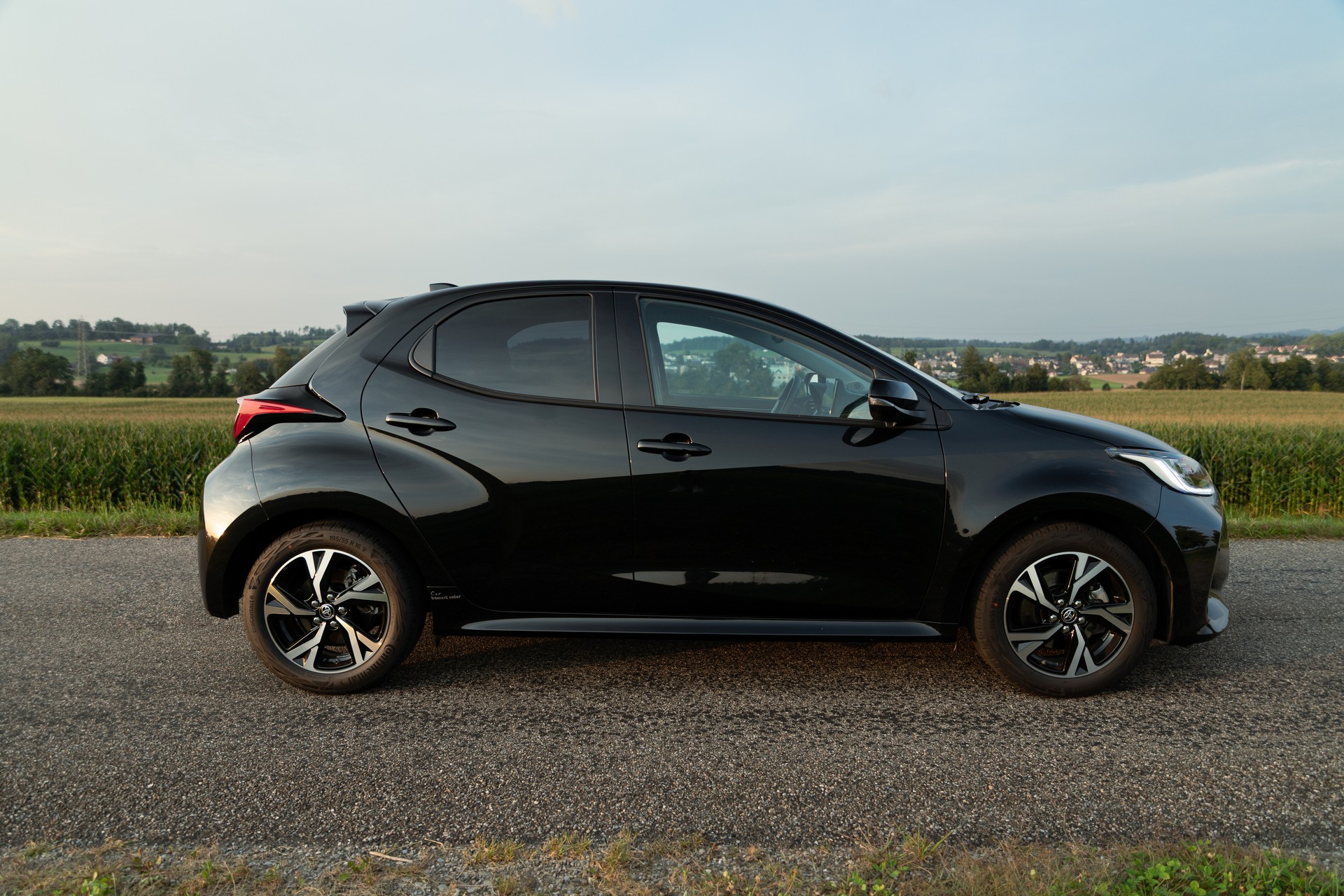TOYOTA Yaris 1.5 Comfort e-CVT-image-4