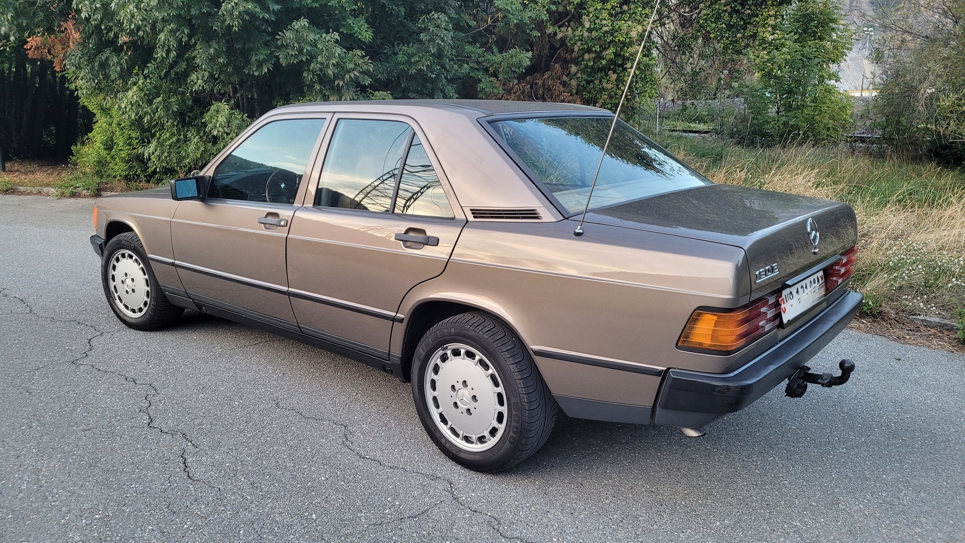 MERCEDES-BENZ 190 E 2.0-image-1