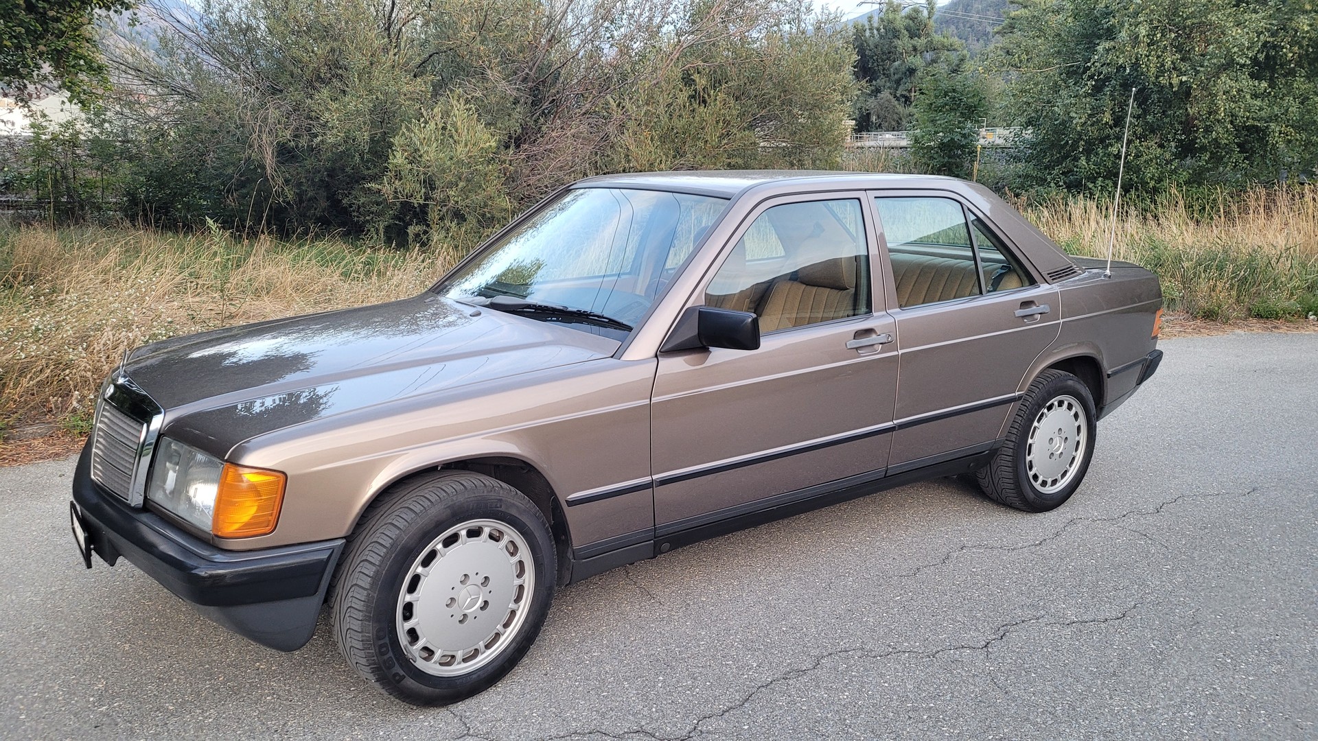 MERCEDES-BENZ 190 E 2.0-image-0