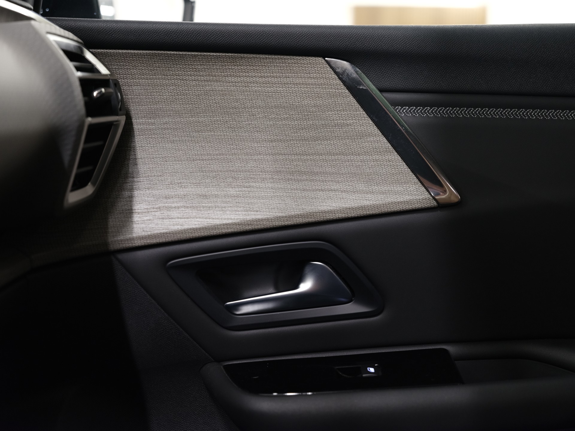 CITROEN C5 X 1.6i PHEV Shine Pack e-EAT8 *Panoramadach* *Werksgarantie*-image-27