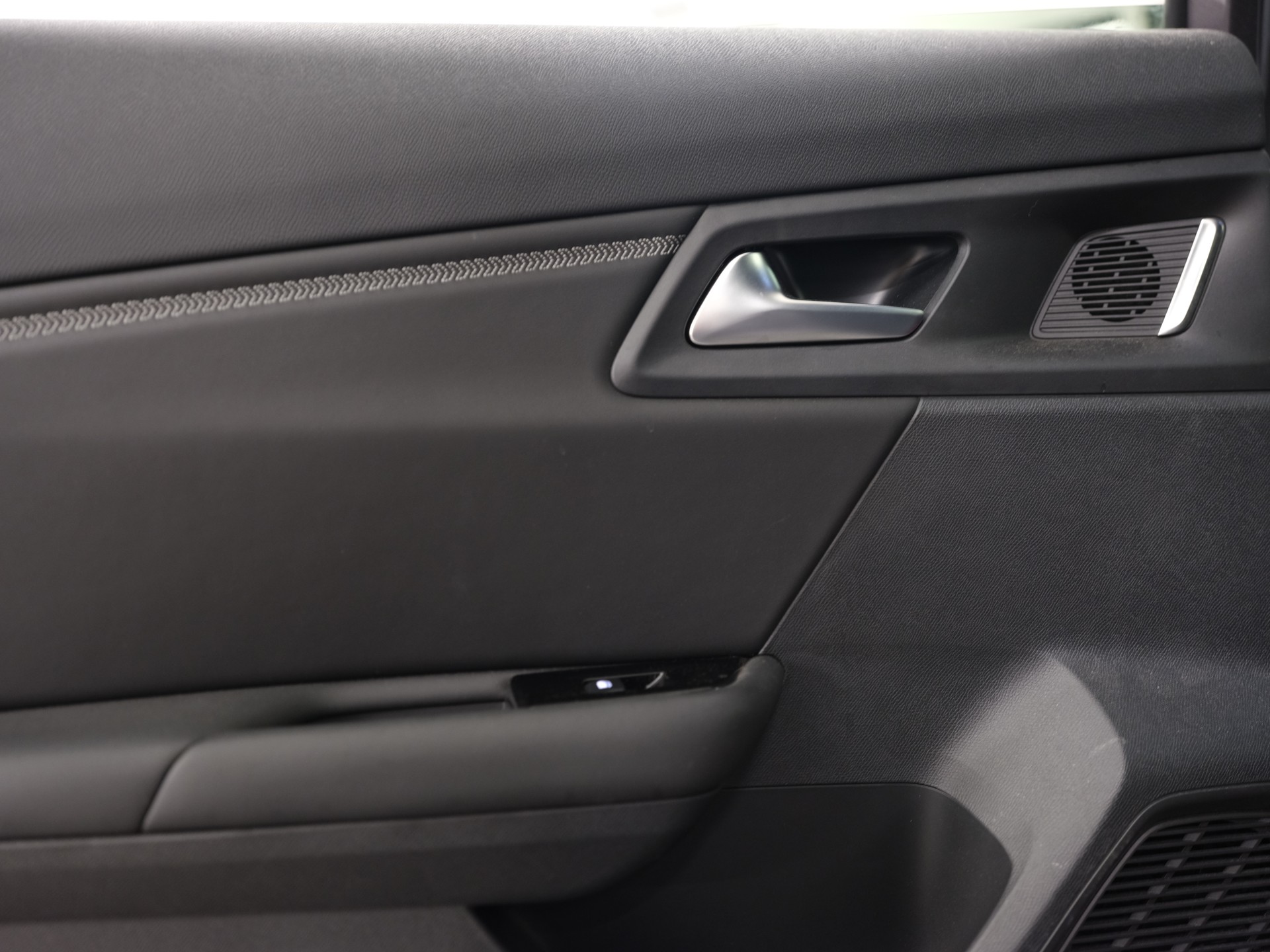 CITROEN C5 X 1.6i PHEV Shine Pack e-EAT8 *Panoramadach* *Werksgarantie*-image-29
