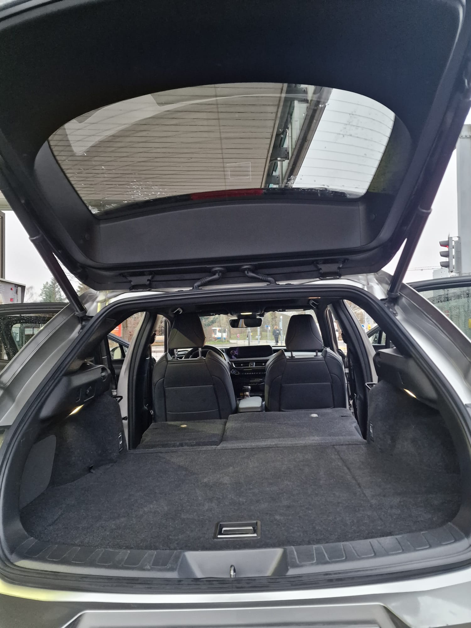 LEXUS UX 250h Launch Edition F Sport AWD Automatic-image-6