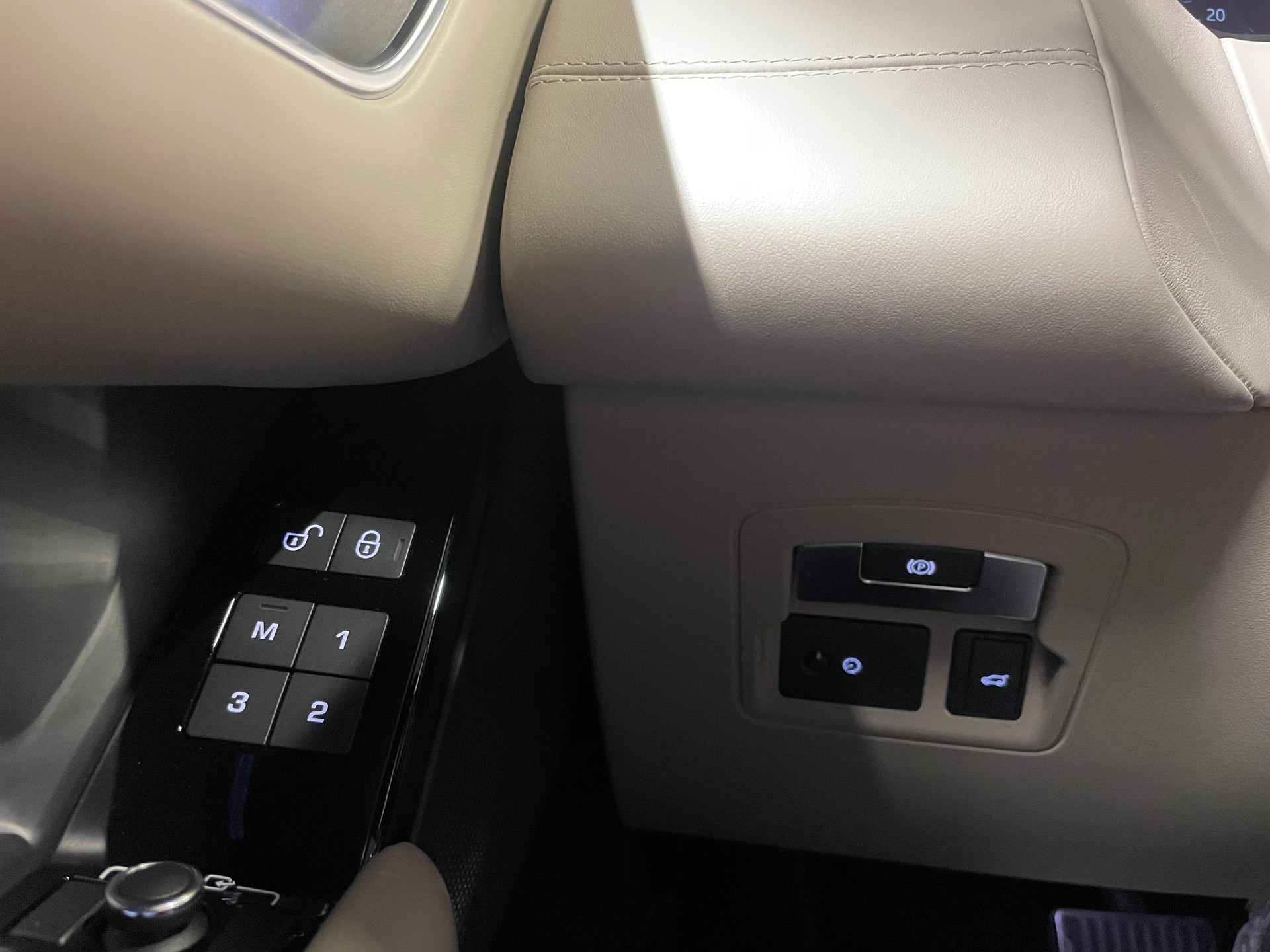 LAND ROVER Range Rover Velar R-Dynamic P 250 HSE Automatic(M)(75)-image-18