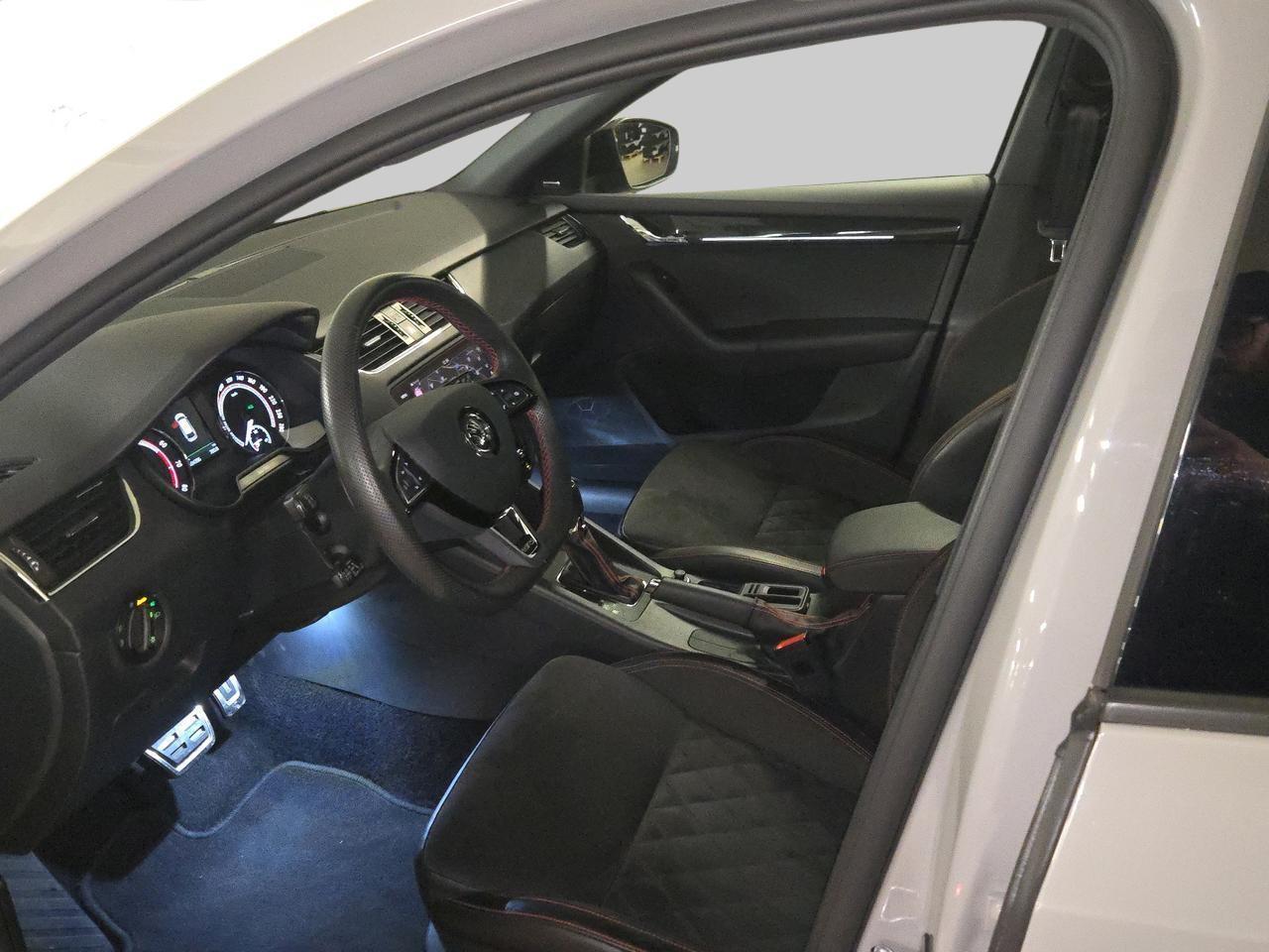 SKODA Octavia Combi 2.0 TSI RS DSG-image-11