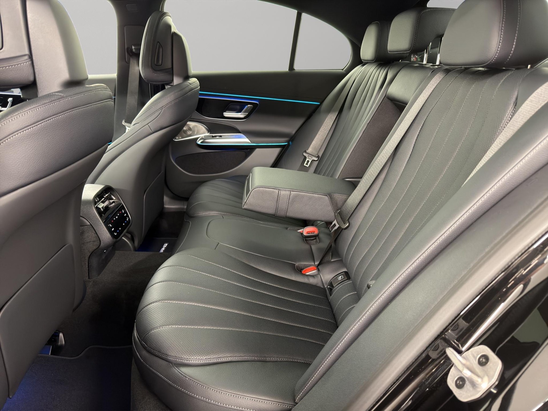 MERCEDES-BENZ E 220 d AMG Line 4matic-image-8