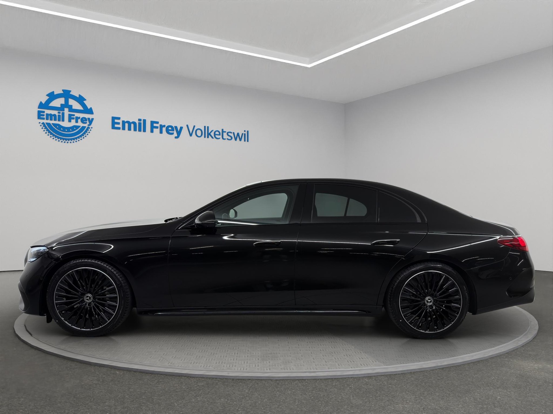 MERCEDES-BENZ E 220 d AMG Line 4matic-image-1