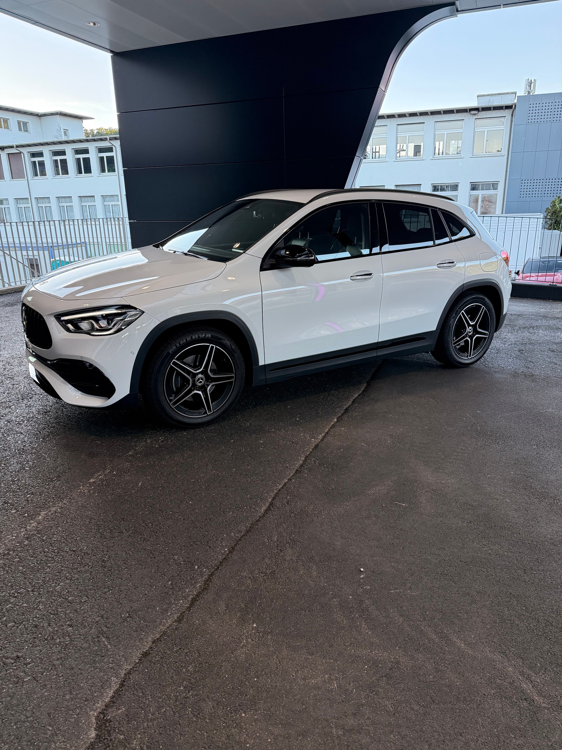MERCEDES-BENZ GLA 200 4Matic AMG Line 7G-DCT-image-5