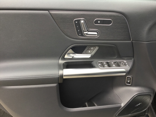 MERCEDES-BENZ EQA 300 4M Swiss Star-image-9
