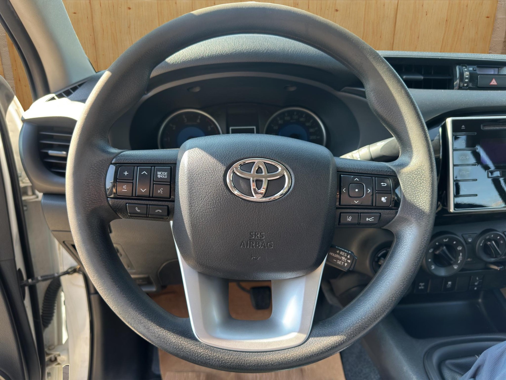 TOYOTA Hilux Double Cab.-Pick-up 2.4 D-4D 150 Comfort-image-8