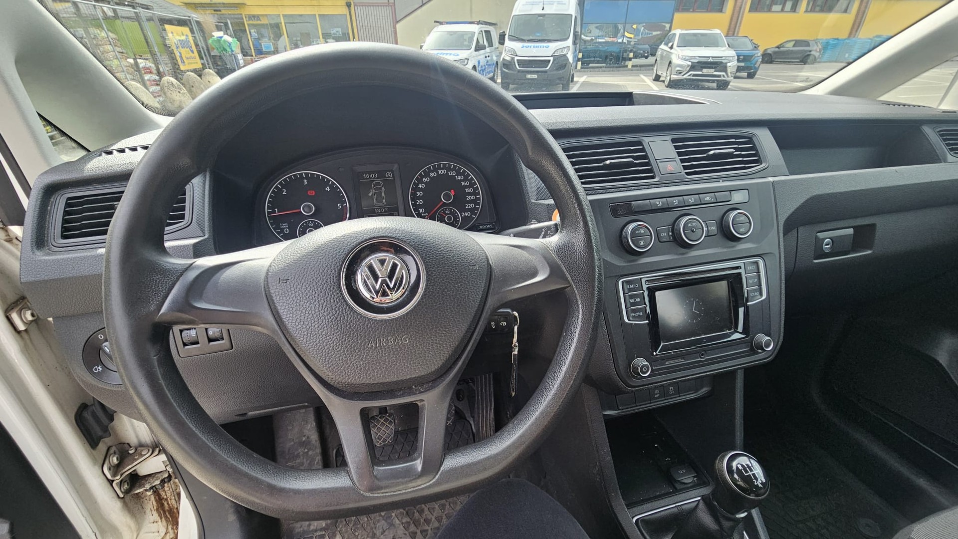 VW Caddy 2.0TDI 4Motion BlueMotion Technology-image-5