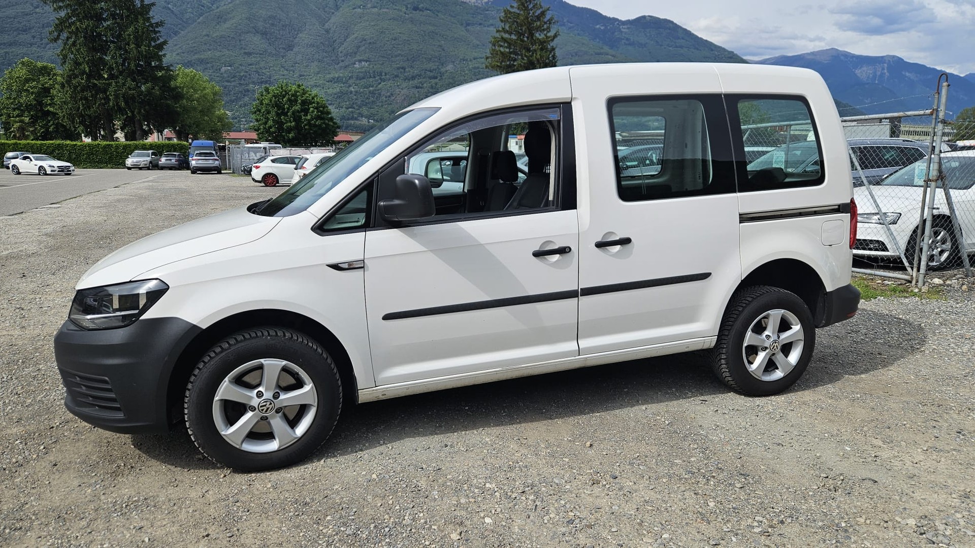 VW Caddy 2.0TDI 4Motion BlueMotion Technology-image-2