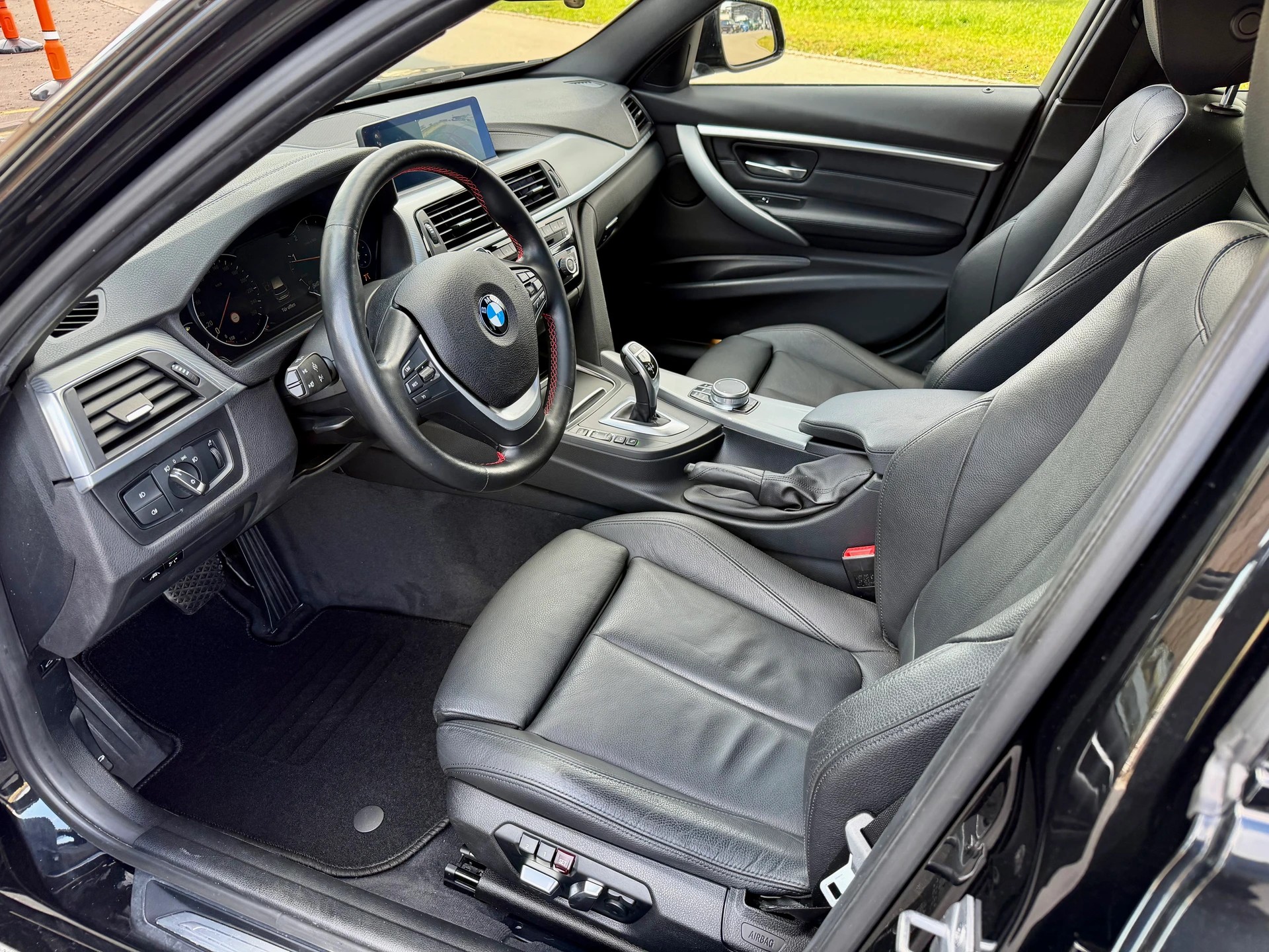 BMW 320d xDrive Touring Edition Sport Line Steptronic-image-5
