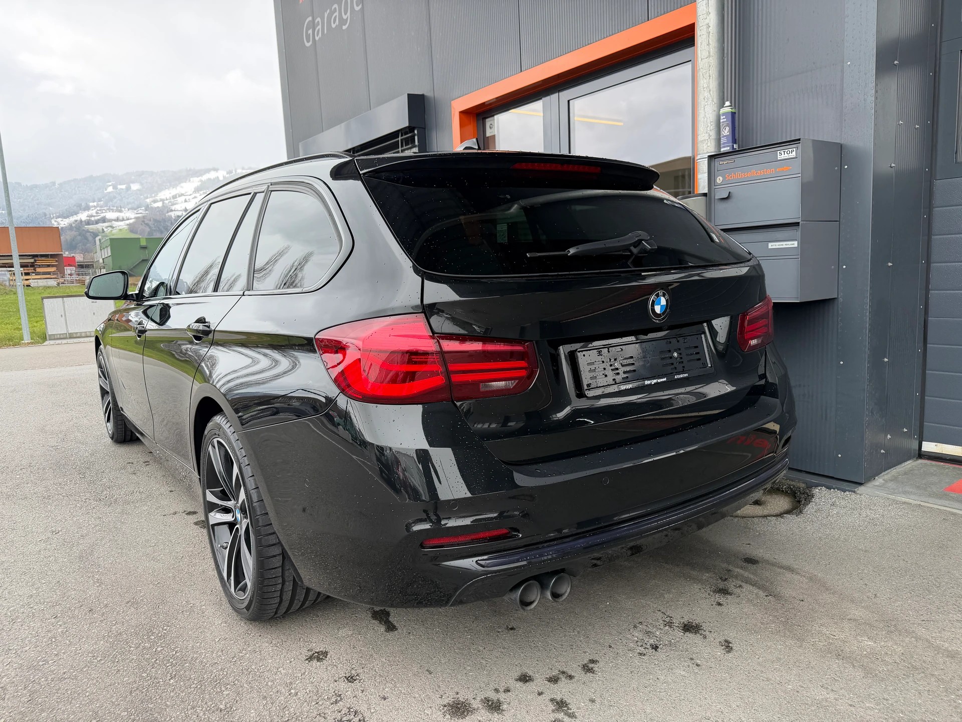 BMW 320d xDrive Touring Edition Sport Line Steptronic-showroom-element-3