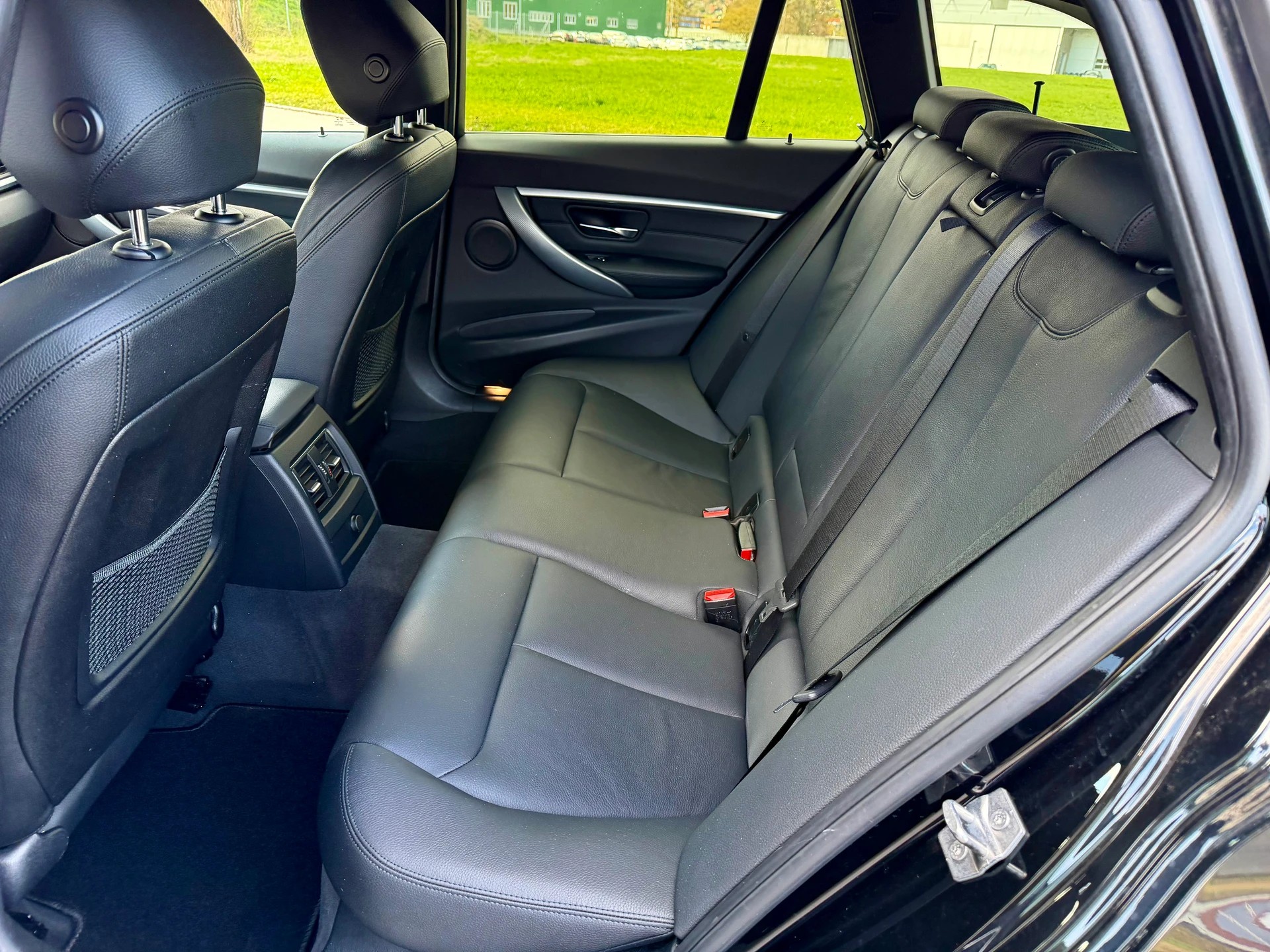 BMW 320d xDrive Touring Edition Sport Line Steptronic-image-8