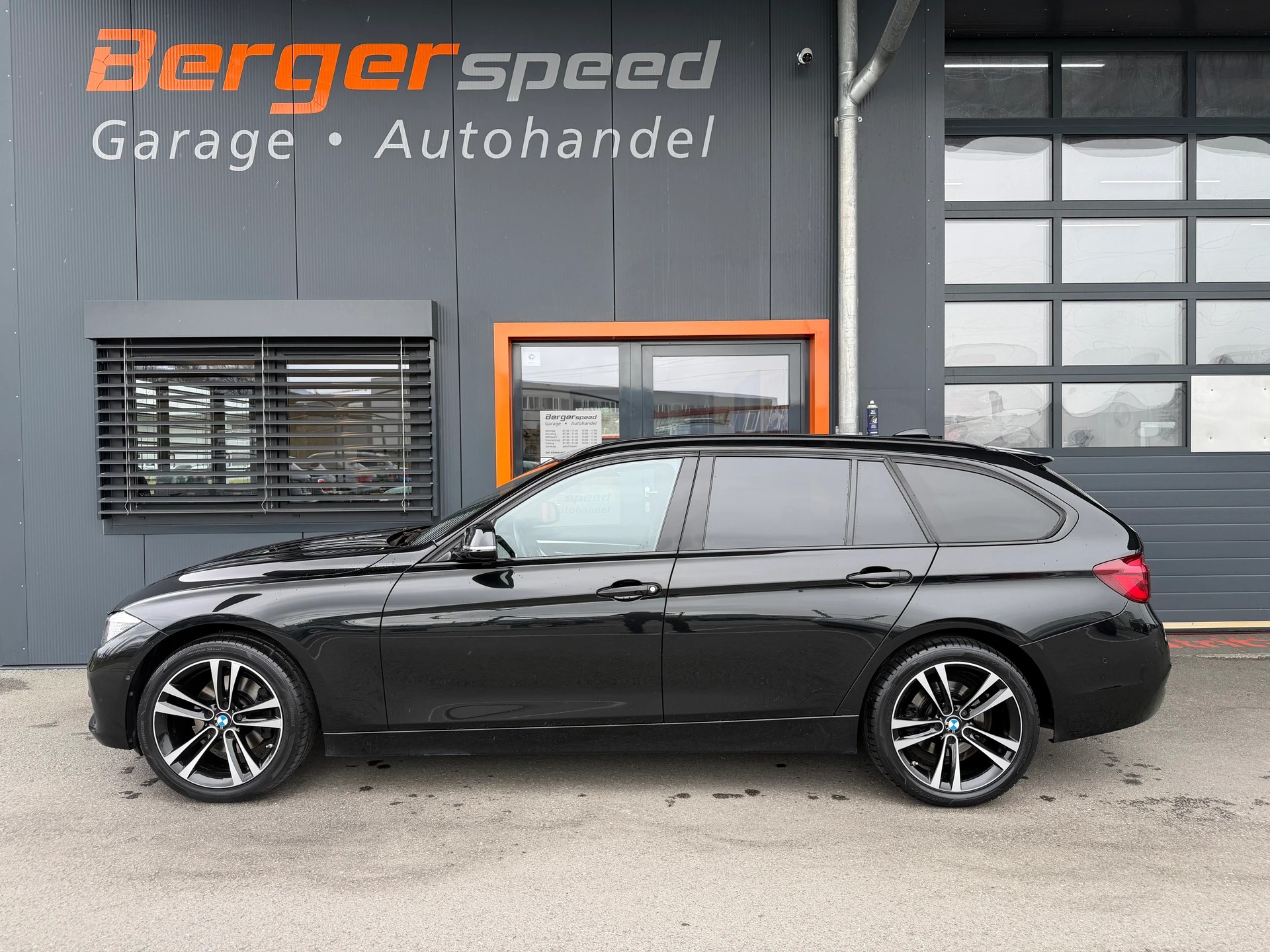 BMW 320d xDrive Touring Edition Sport Line Steptronic-showroom-element-1