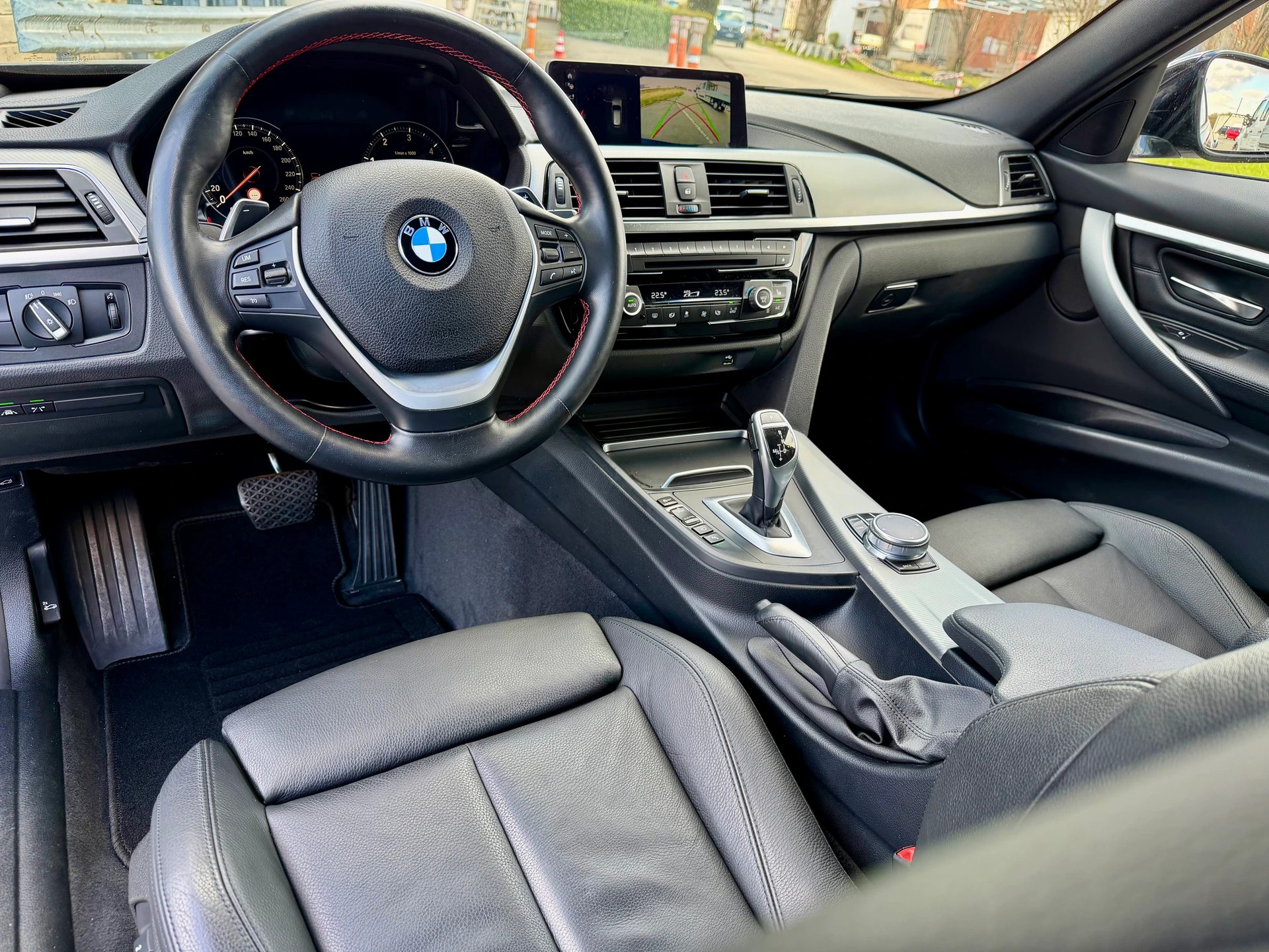 BMW 320d xDrive Touring Edition Sport Line Steptronic-image-6