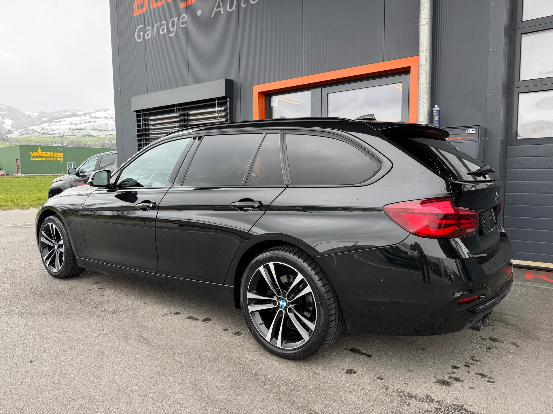 BMW 320d xDrive Touring Edition Sport Line Steptronic-showroom-element-2