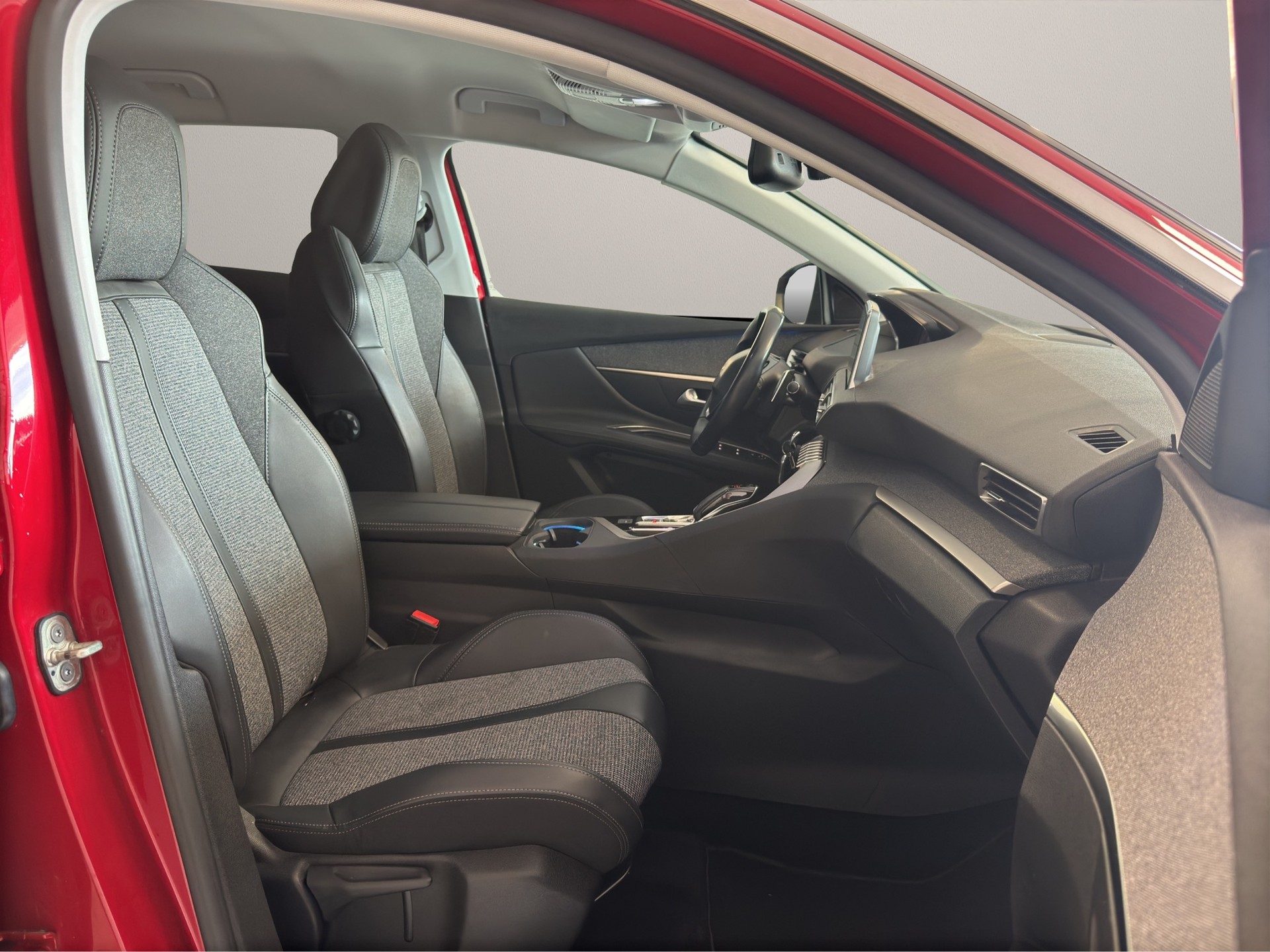 PEUGEOT 3008 1.2 PureTech Allure EAT-image-7
