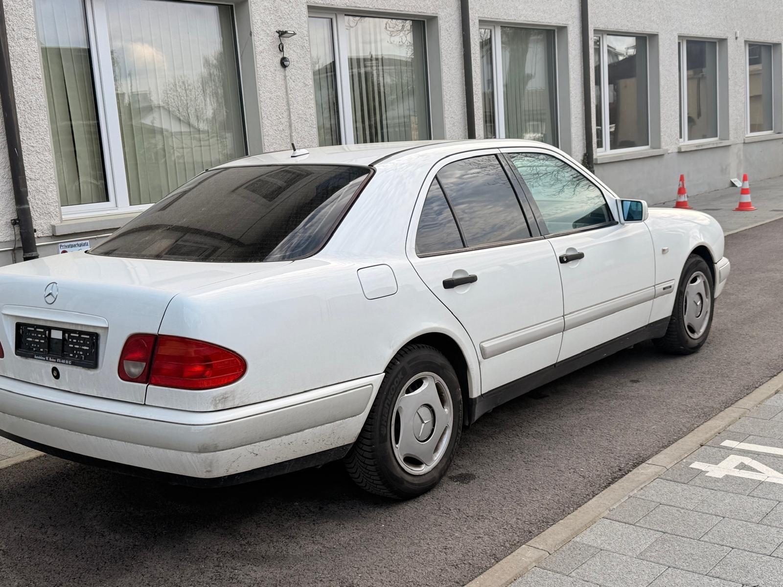MERCEDES-BENZ E 200 Elégance-image-9