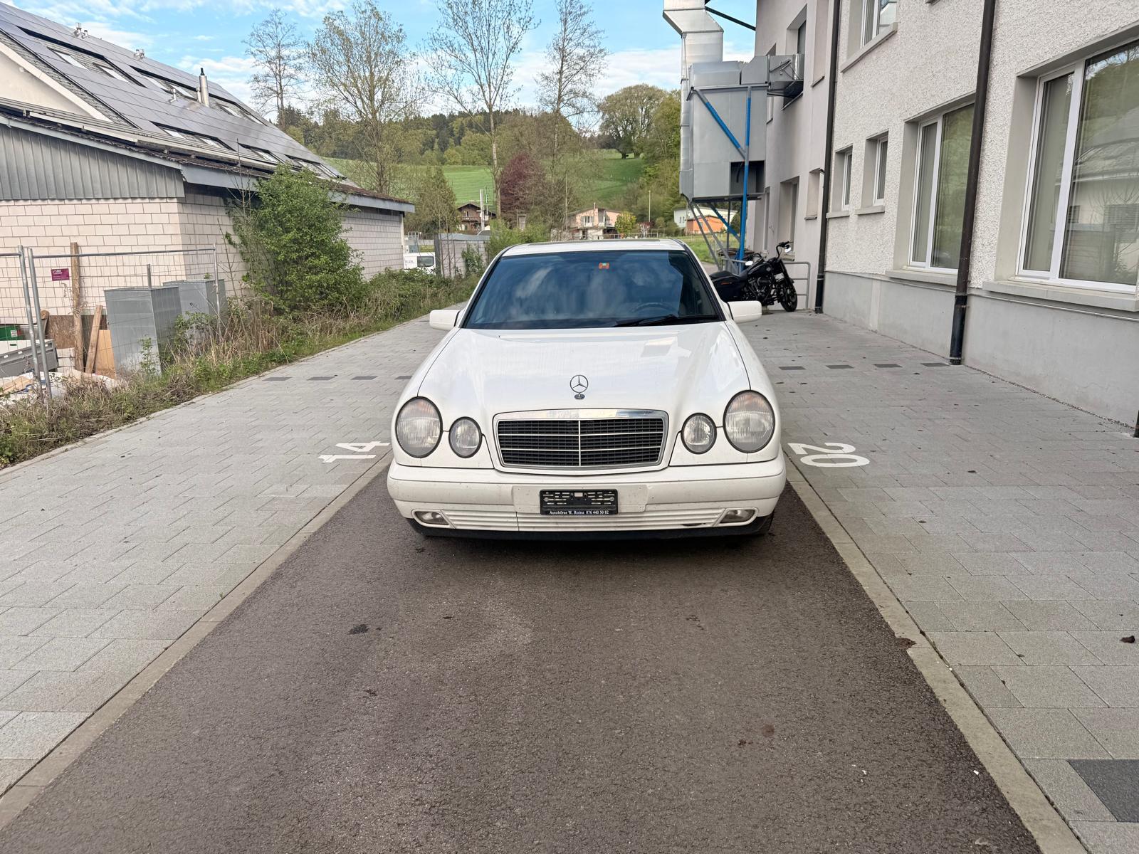 MERCEDES-BENZ E 200 Elégance-image-1