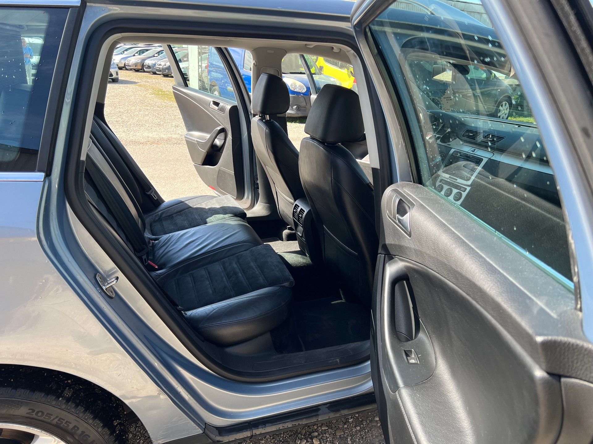 VW Passat Variant 2.0T FSI Premium Tiptronic-image-10