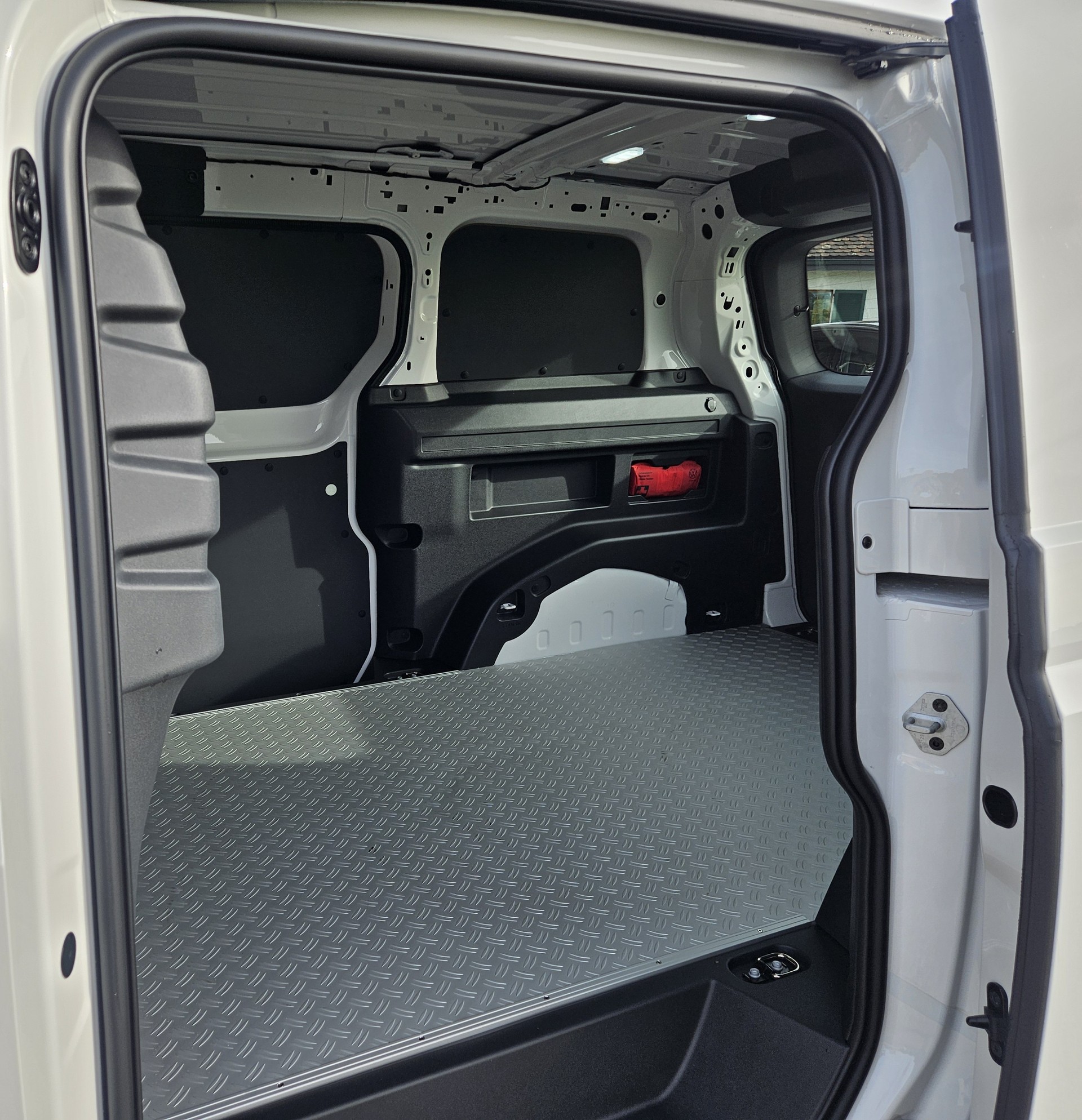 VW ID. Buzz Cargo Pure mit 2 Schiebetüren und Anhängerkupplung-image-4
