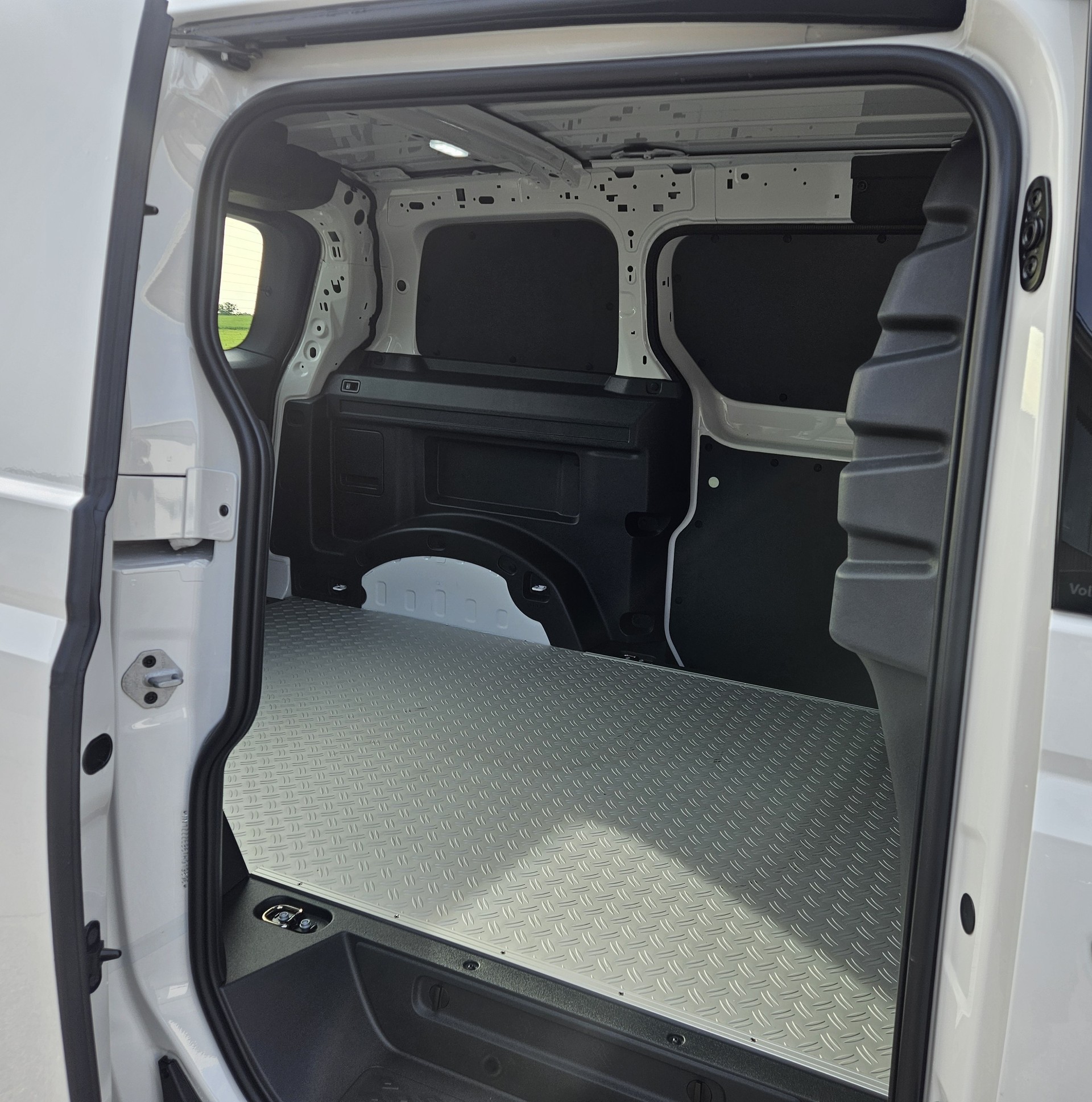 VW ID. Buzz Cargo Pure mit 2 Schiebetüren und Anhängerkupplung-image-11