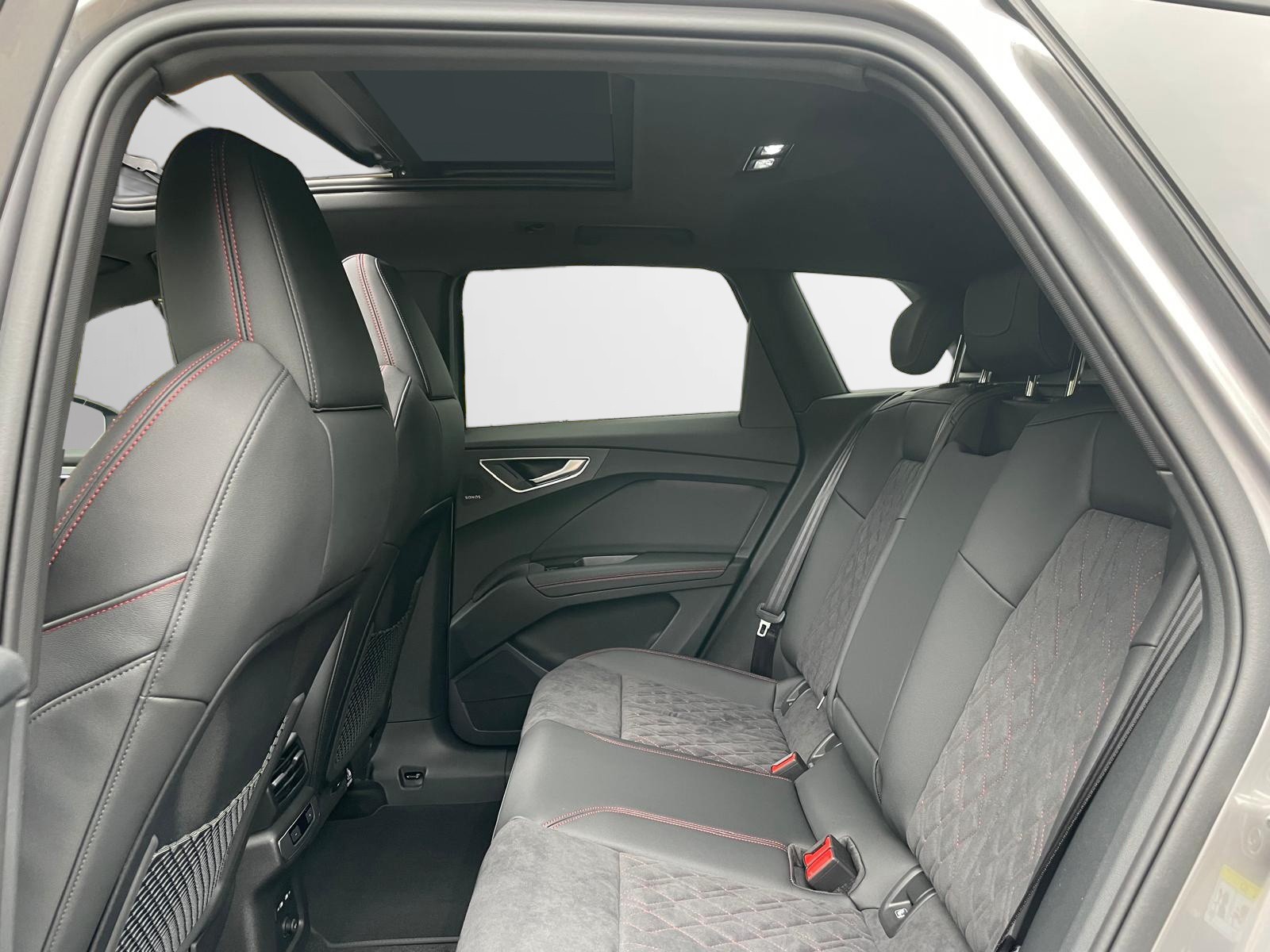 AUDI Q4 e-tron 45 Edition Swiss Ski quattro-image-5
