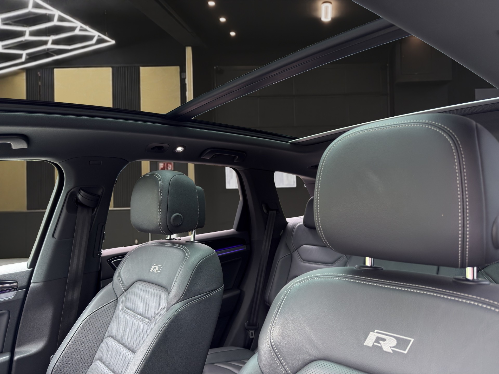VW Touareg 4.0 V8 TDI R-Line-image-12