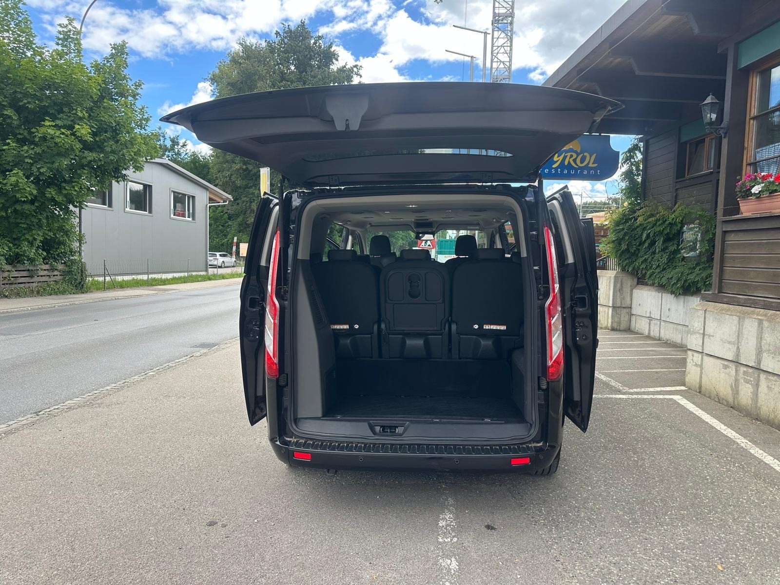 FORD Tourneo Custom 320 L1H1 Titanium PHEV-image-6