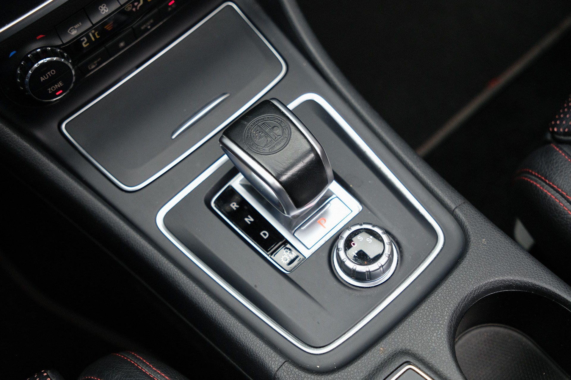 MERCEDES-BENZ CLA Shooting Brake 45 AMG 4Matic Speedshift-image-12