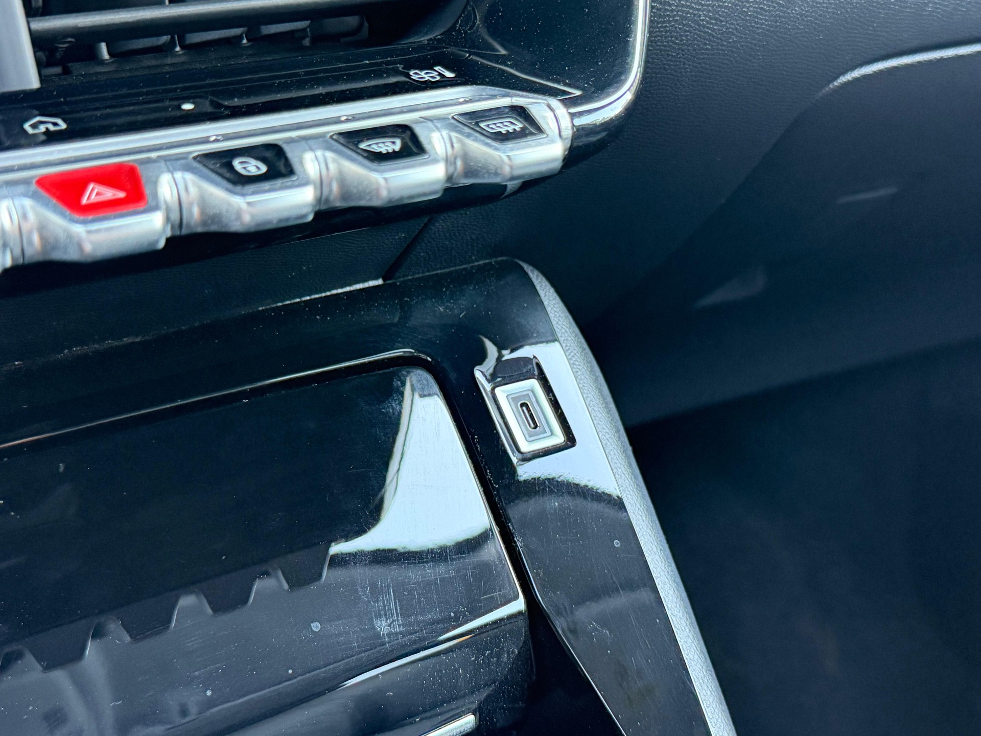 PEUGEOT 208 1.2 PureTech Allure-image-11