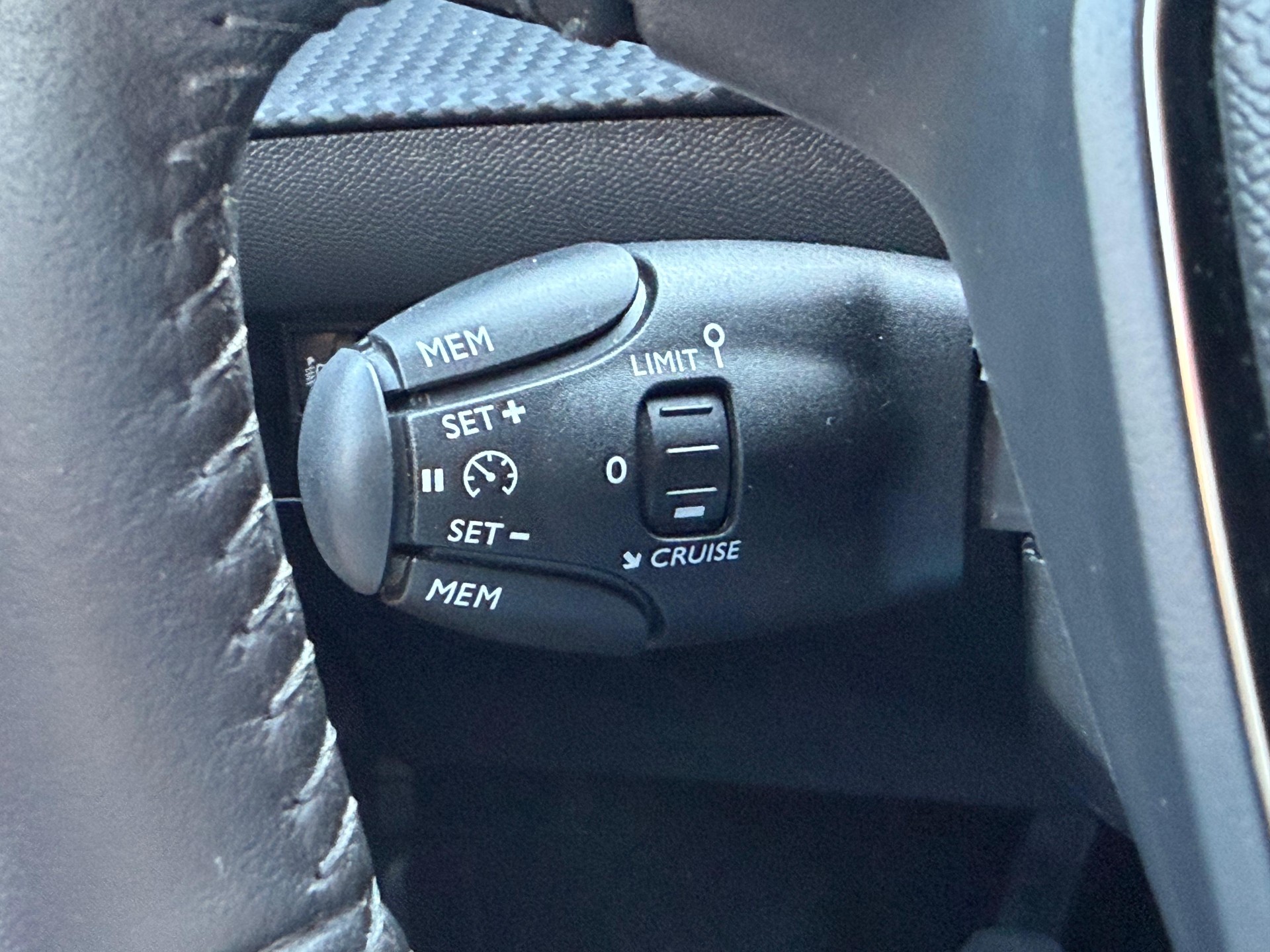 PEUGEOT 208 1.2 PureTech Allure-image-10