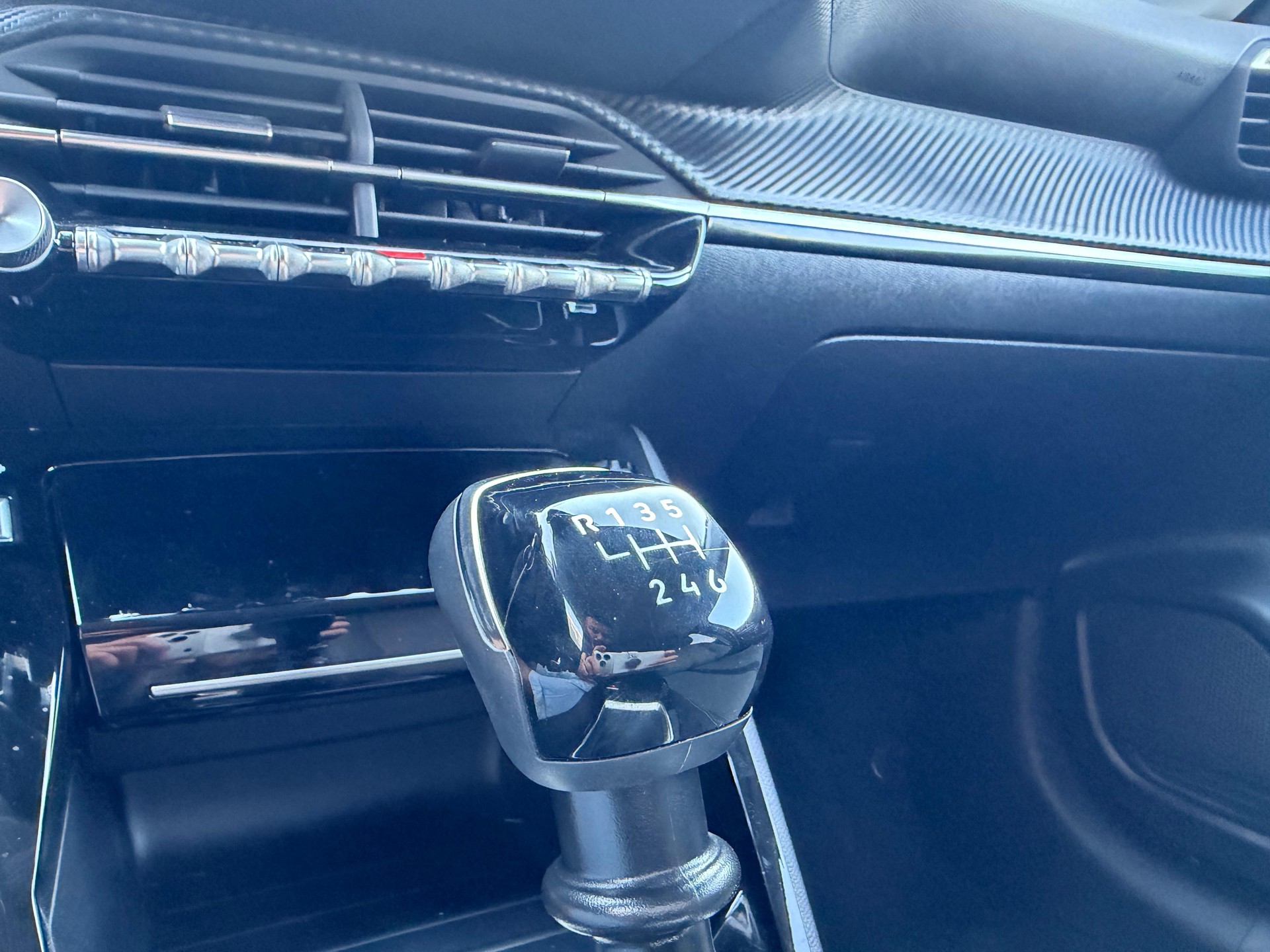 PEUGEOT 208 1.2 PureTech Allure-image-12