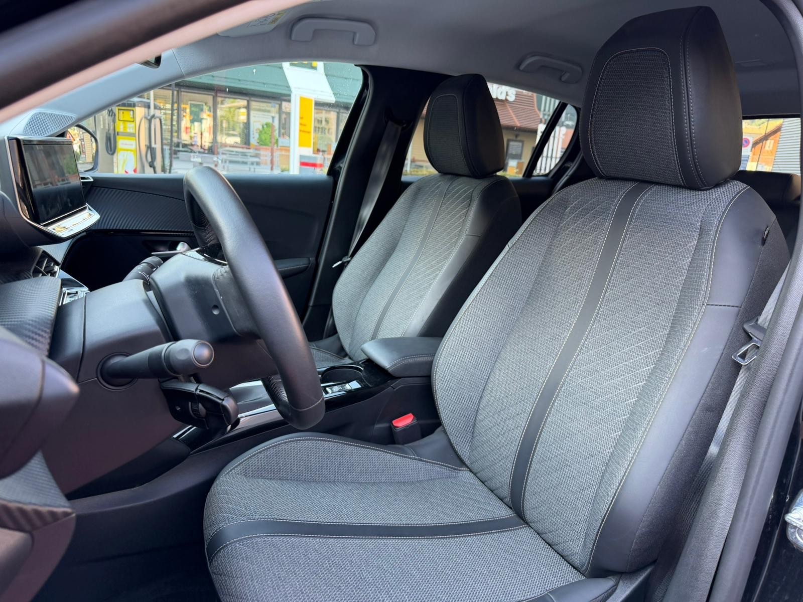 PEUGEOT 208 1.2 PureTech Allure-image-8