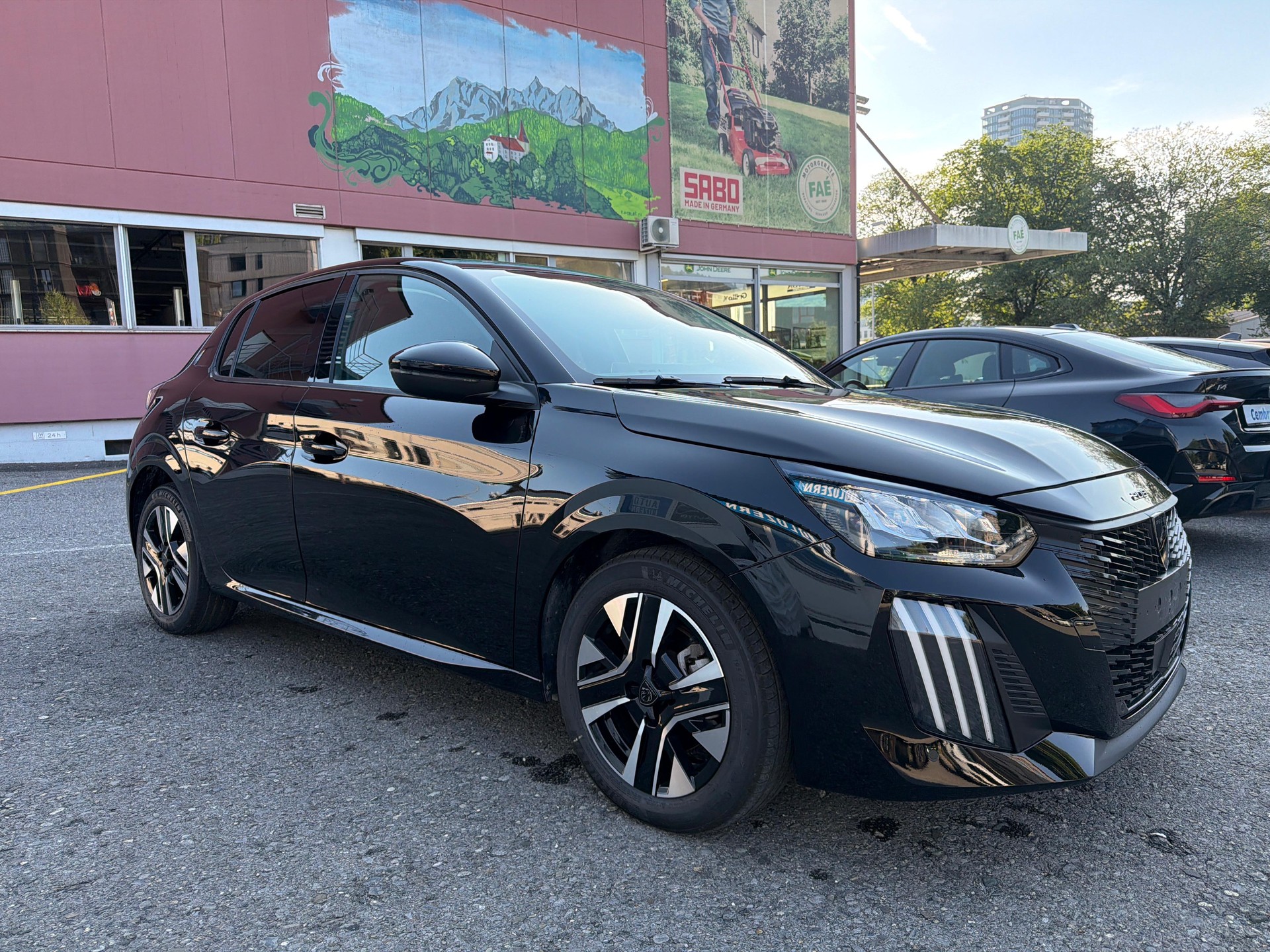 PEUGEOT 208 1.2 PureTech Allure-image-0