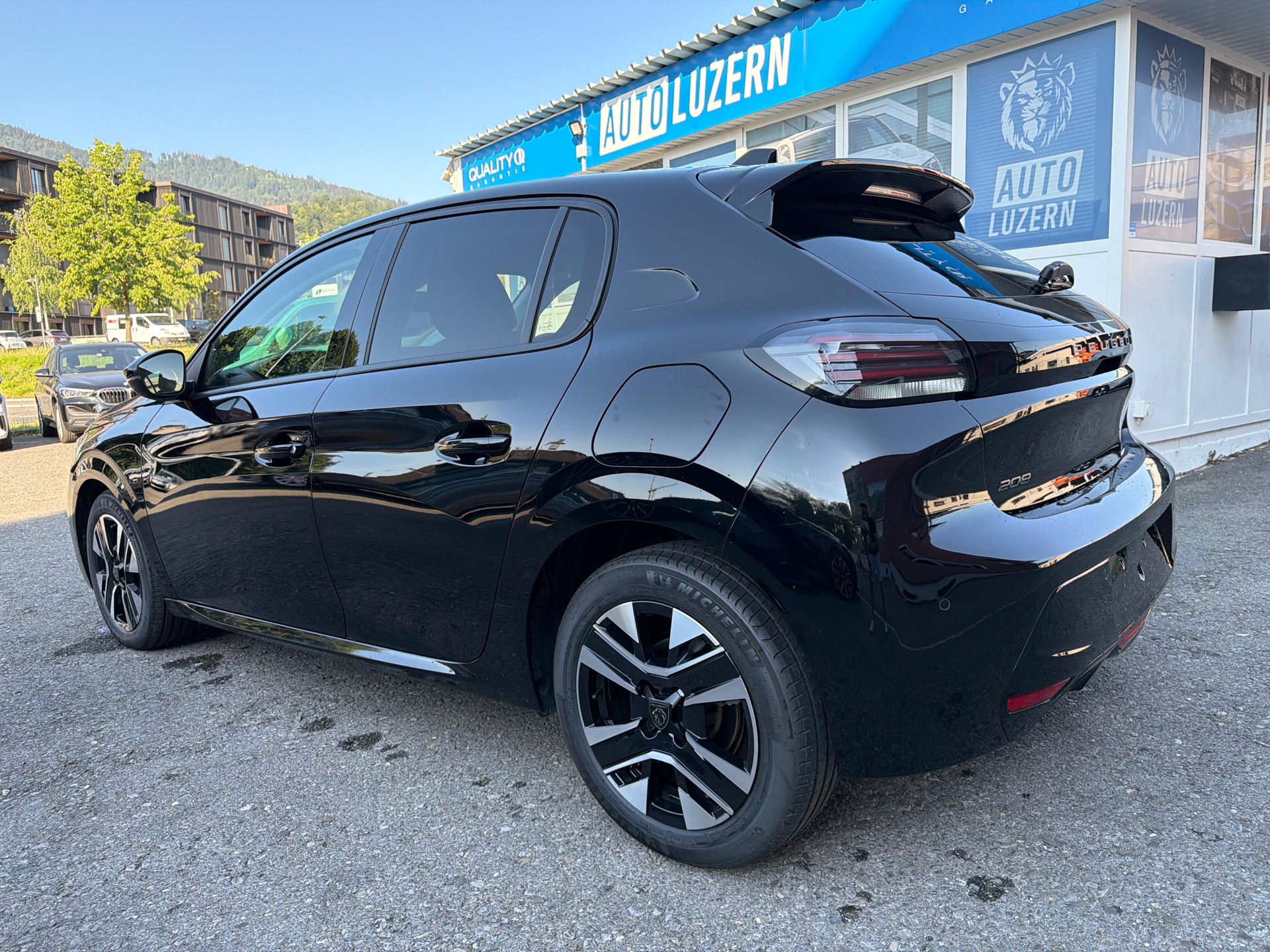 PEUGEOT 208 1.2 PureTech Allure-image-3