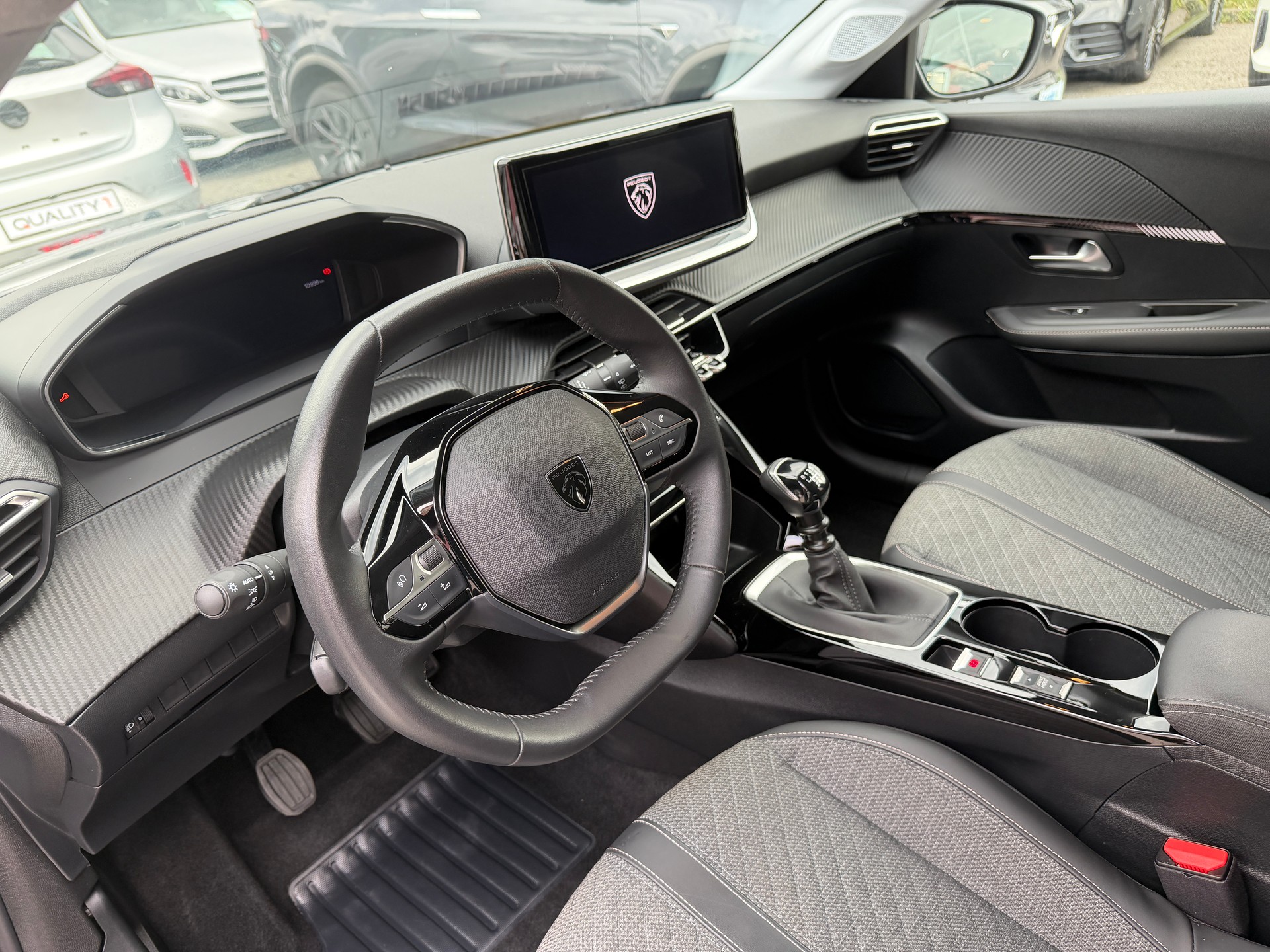 PEUGEOT 208 1.2 PureTech Allure-image-25
